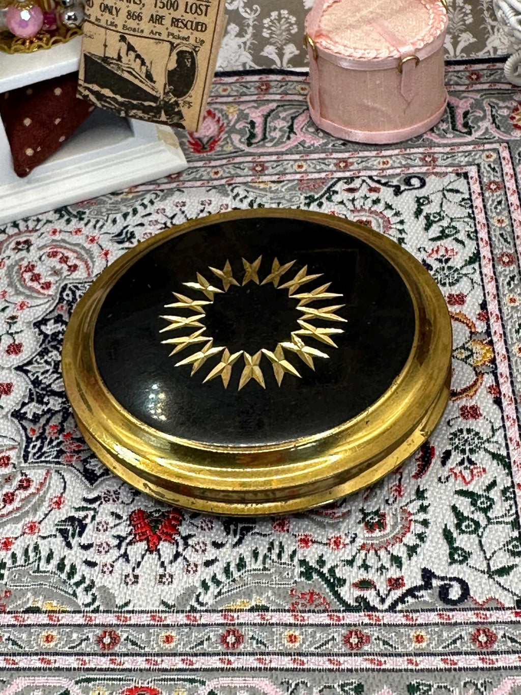 Vintage Black Enamel & Gold-Tone Powder Compact – 7cm, Starburst Design