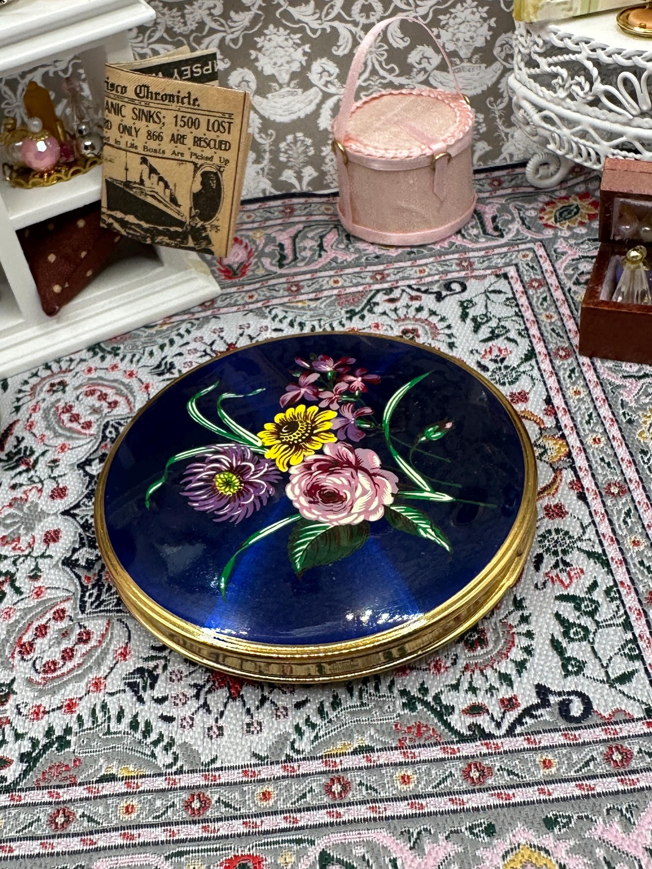 Vintage Floral & Gold Powder Compact – Unused, 7.5cm, Black Felt Pouch Included