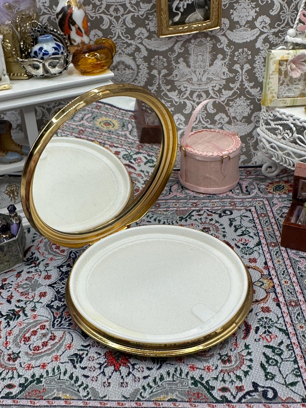 Vintage Floral & Gold Powder Compact – Unused, 7.5cm, Black Felt Pouch Included