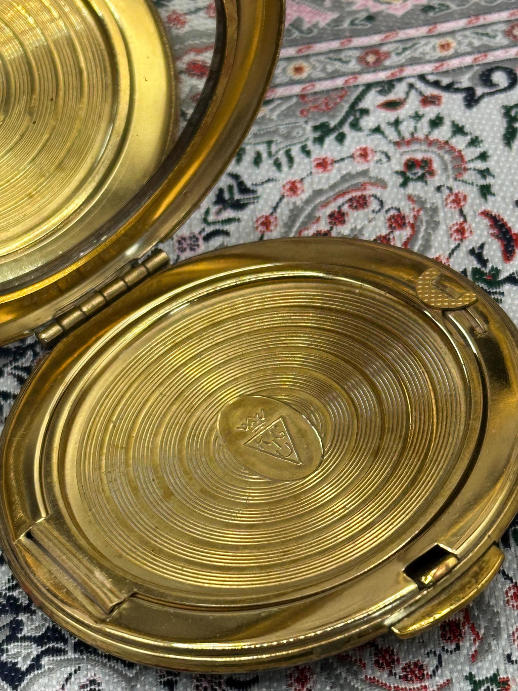 Vintage Kigu Gold-Tone Cartouche Powder Compact – 6.5cm Diameter