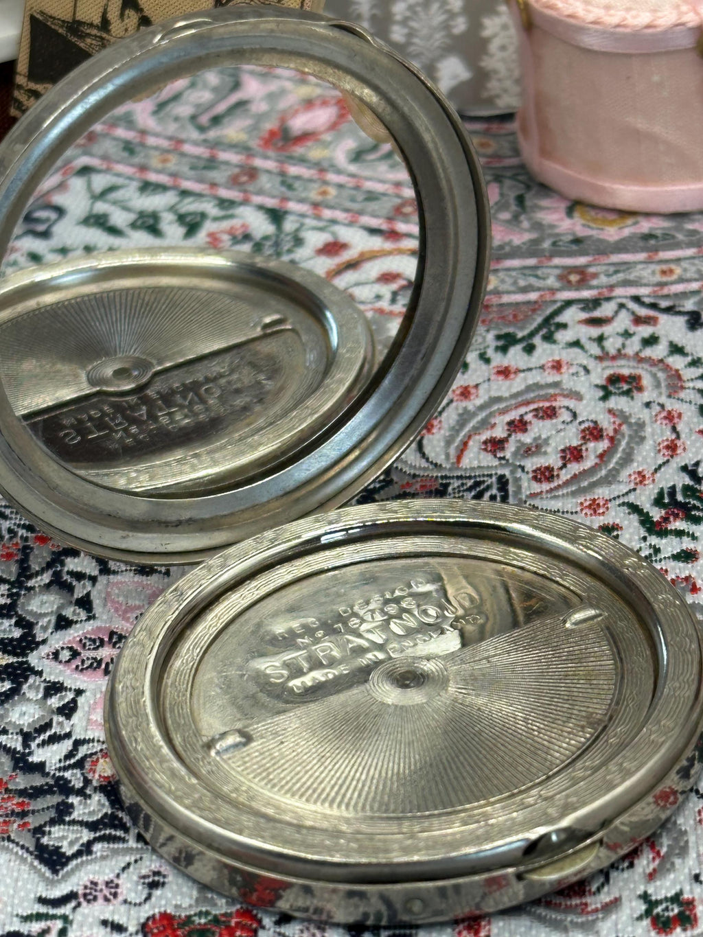 Vintage Stratton ‘Stratnoid’ Powder Compact – Wellington Monument Dublin, 5.2cm