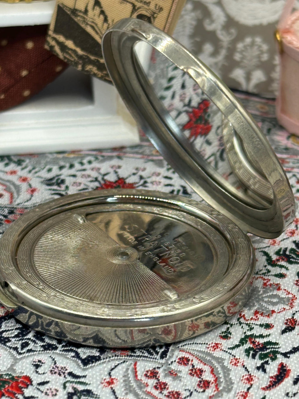 Vintage Stratton ‘Stratnoid’ Powder Compact – Wellington Monument Dublin, 5.2cm
