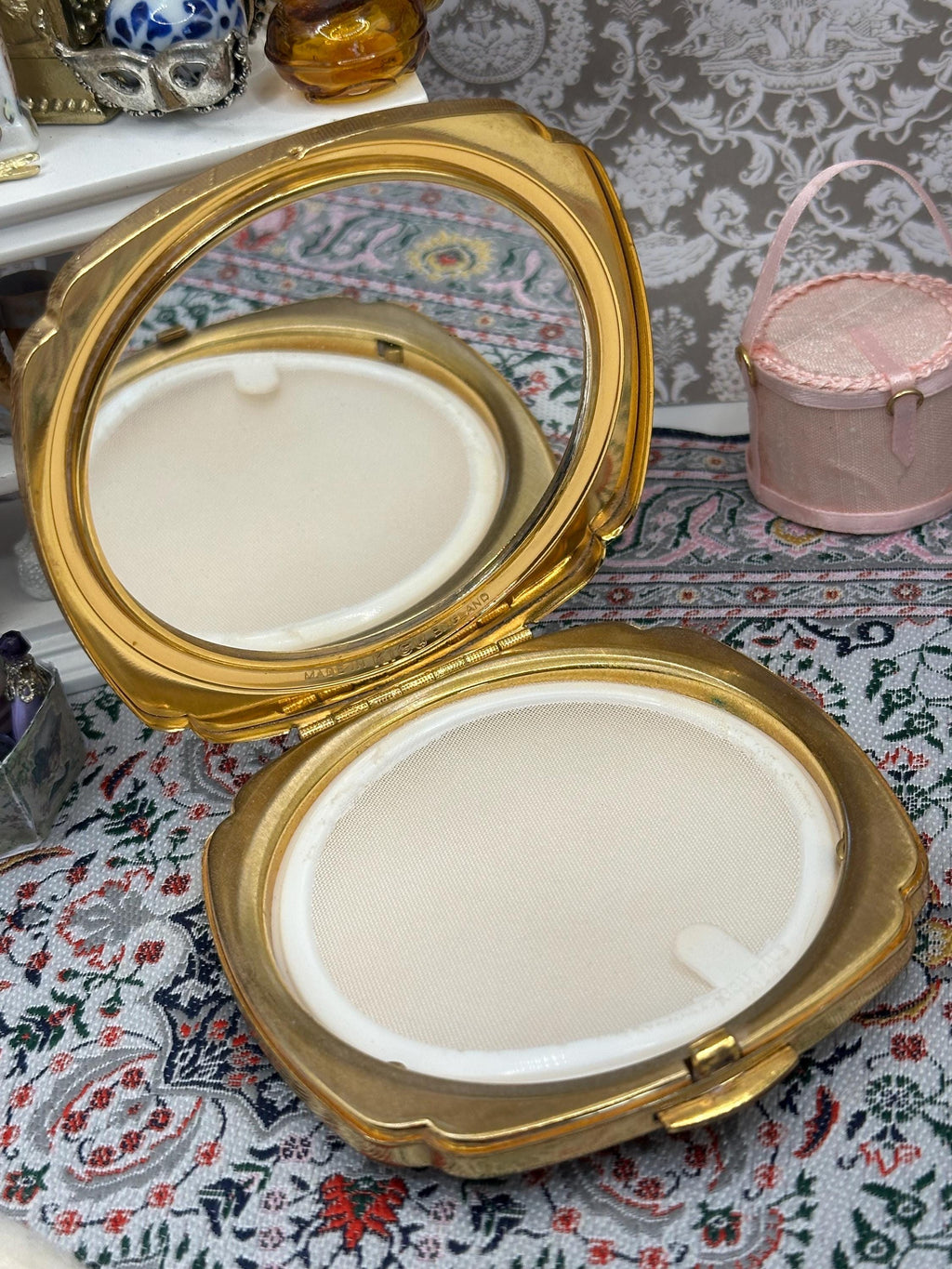 Vintage Kigu of London Powder Compact – Gold Chevron Art Deco, 8cm