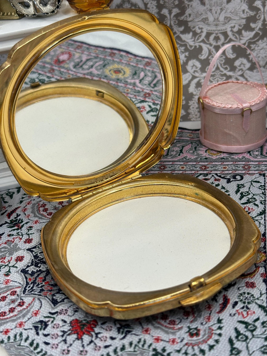 Vintage Kigu of London Powder Compact – Gold Chevron Art Deco, 8cm