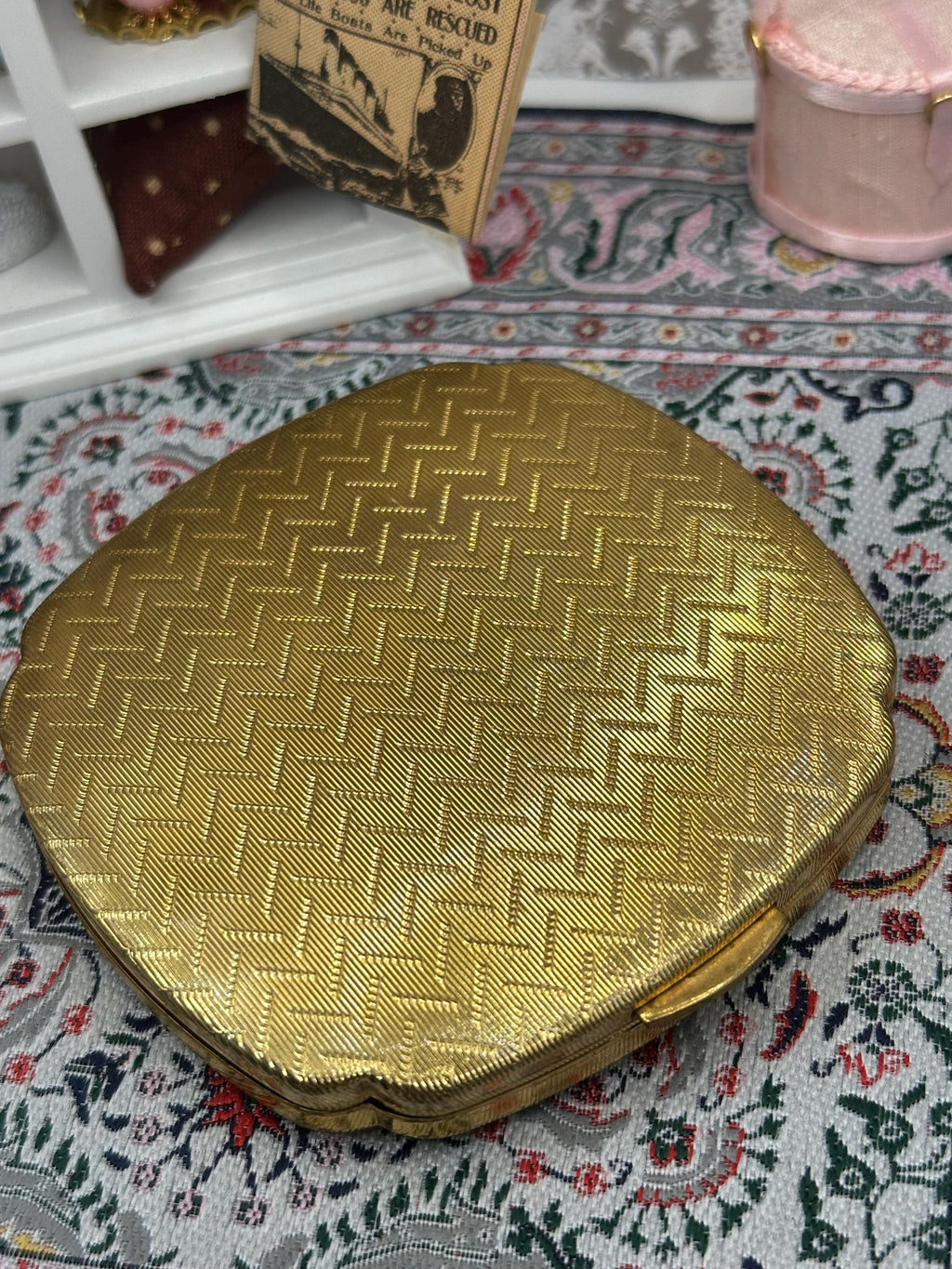 Vintage Kigu of London Powder Compact – Gold Chevron Art Deco, 8cm