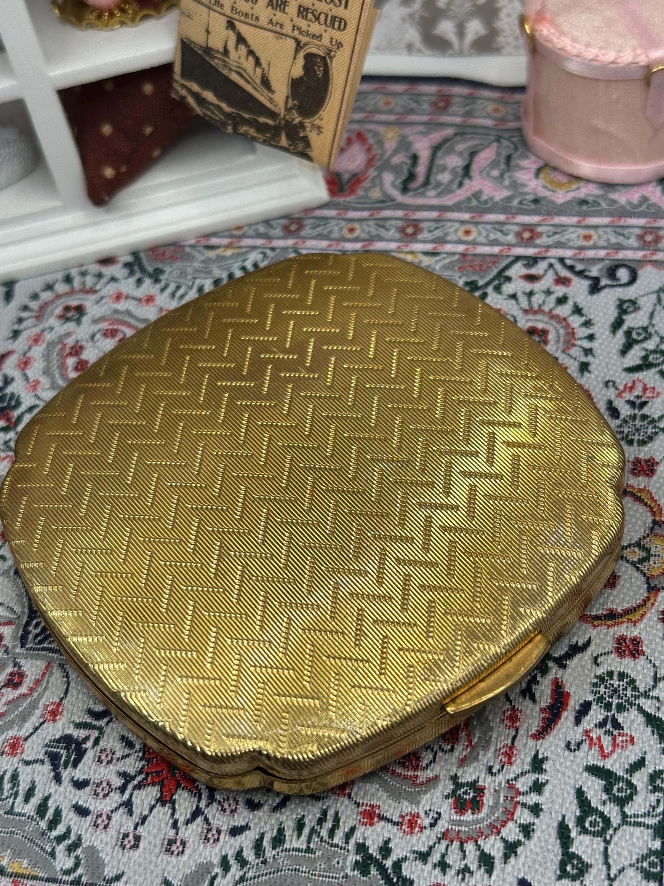 Vintage Kigu of London Powder Compact – Gold Chevron Art Deco, 8cm