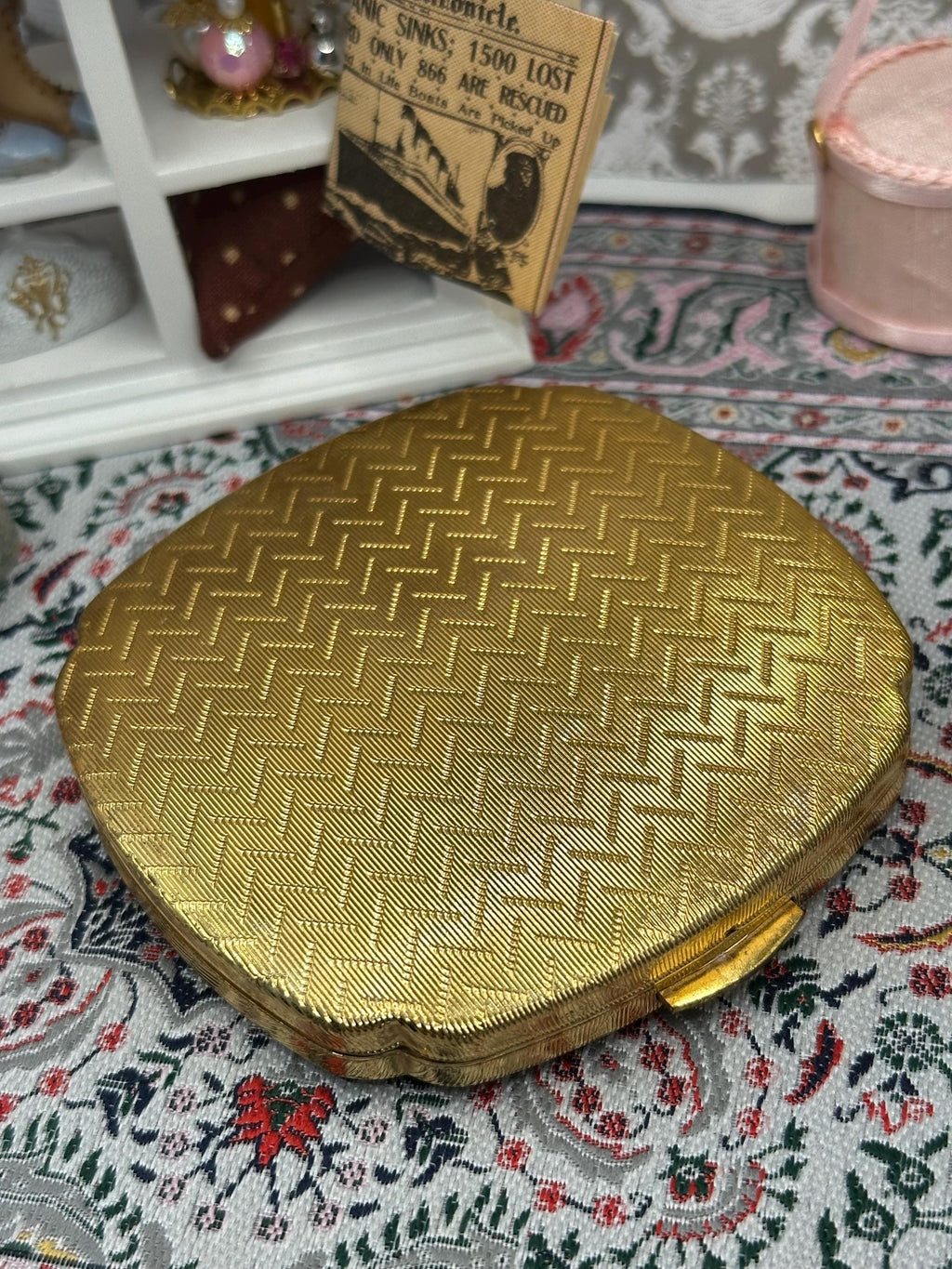 Vintage Kigu of London Powder Compact – Gold Chevron Art Deco, 8cm
