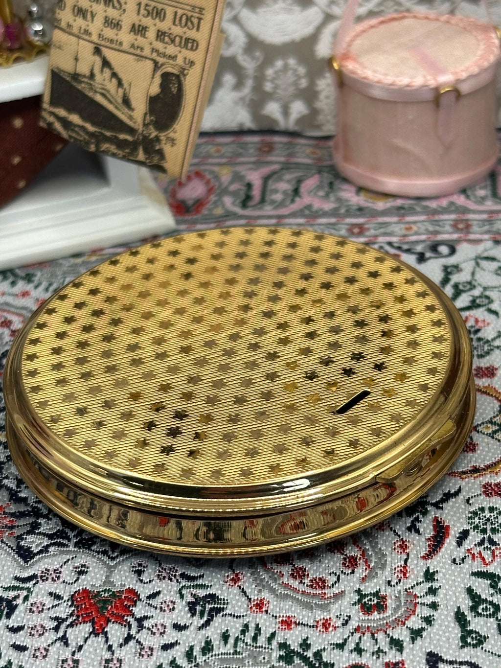 Vintage Stratton Powder Compact – 7.5cm Morris Car Badge, Gold-Tone, 1960s