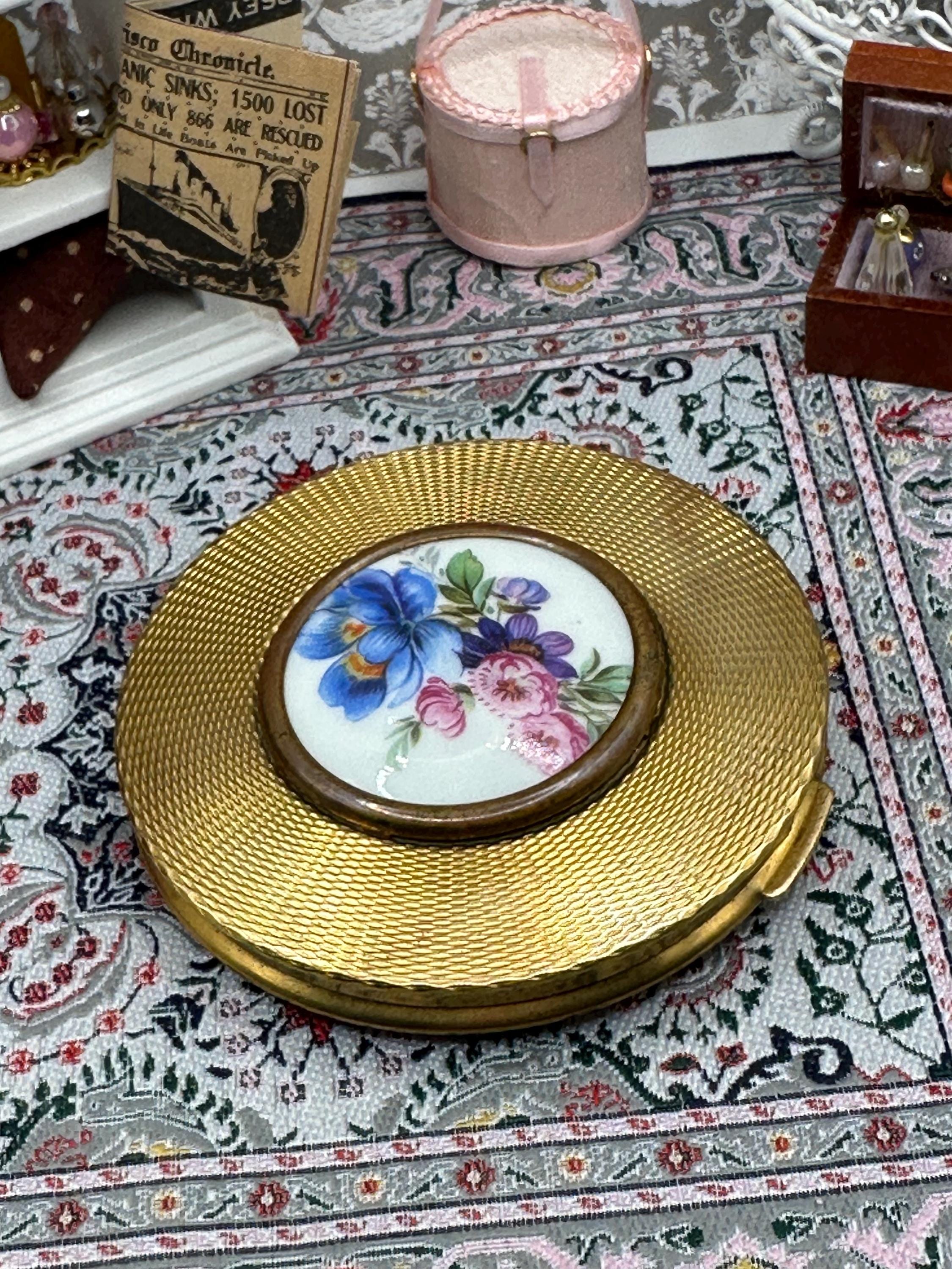 Vintage Mascot Powder Compact with Limoges Porcelain Plaque – 8cm, Gold-Tone, 1950s–60s