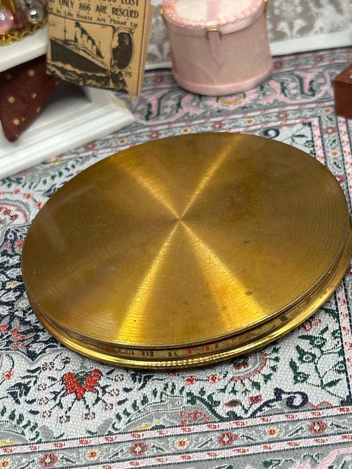 Vintage 8.5cm Gold-Tone Powder Compact – Made in England, Unbranded, Mid-Century Vanity Accessory
