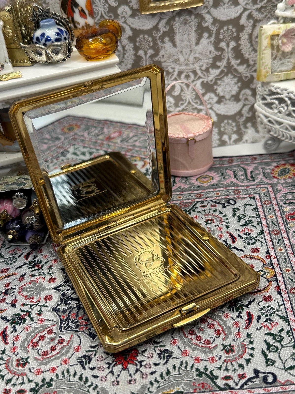 Vintage Stratton Square Powder Compact | Gold Tone Stripes & Stars
