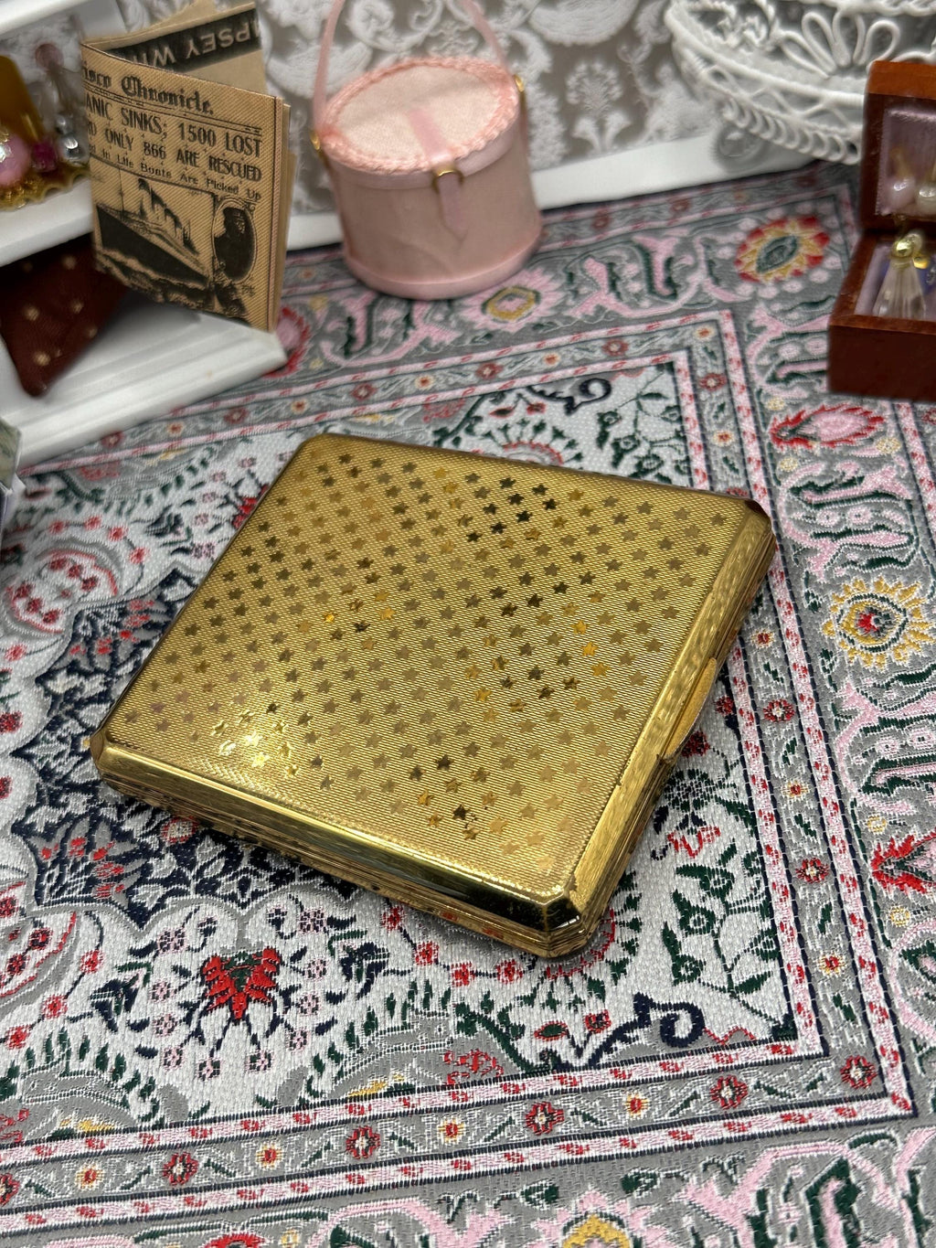Vintage Stratton Square Powder Compact | Gold Tone Stripes & Stars