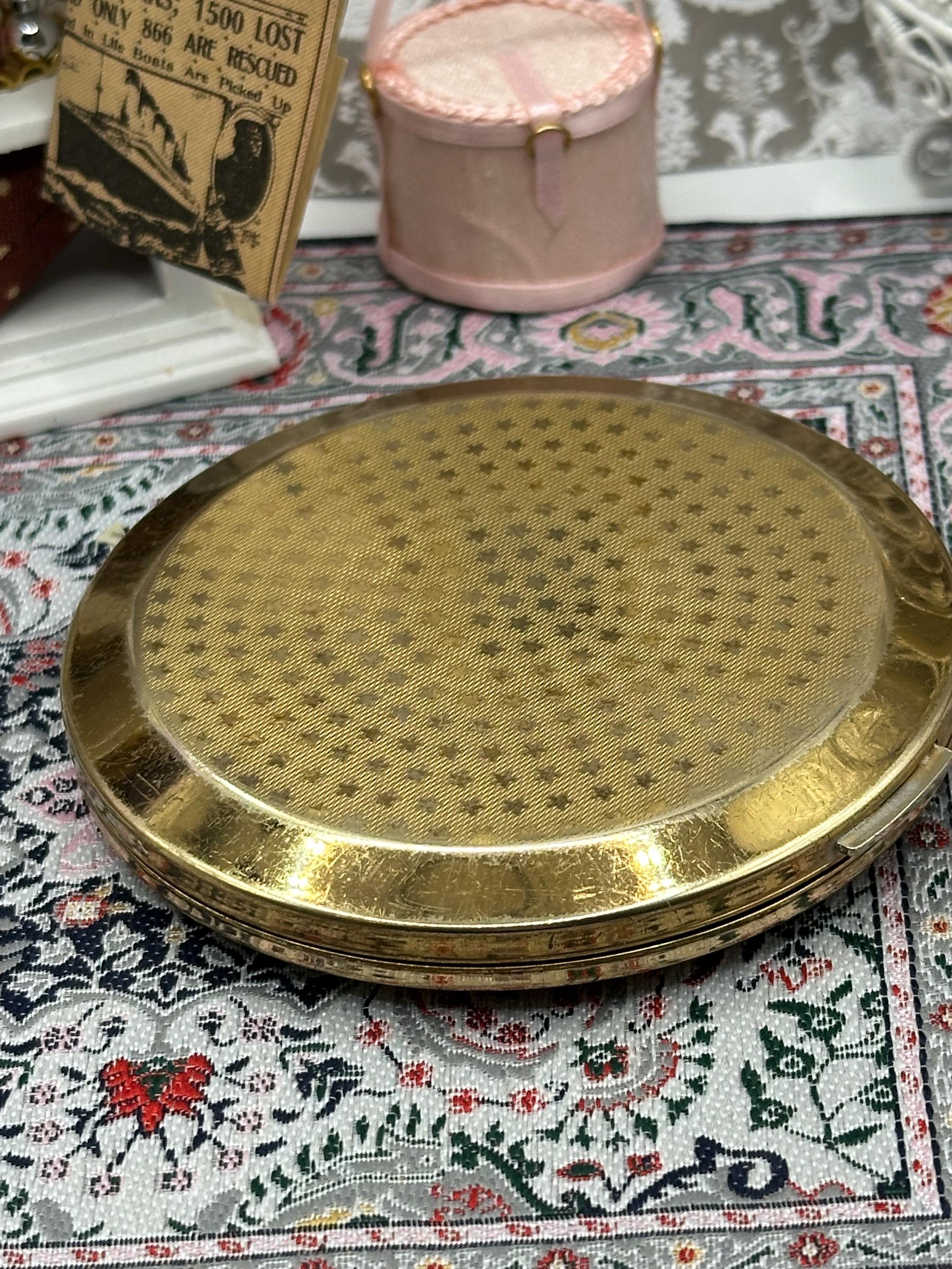 Vintage Stratton Floral Powder Compact | Cream & Gold Scalloped Lid, 8.5 cm
