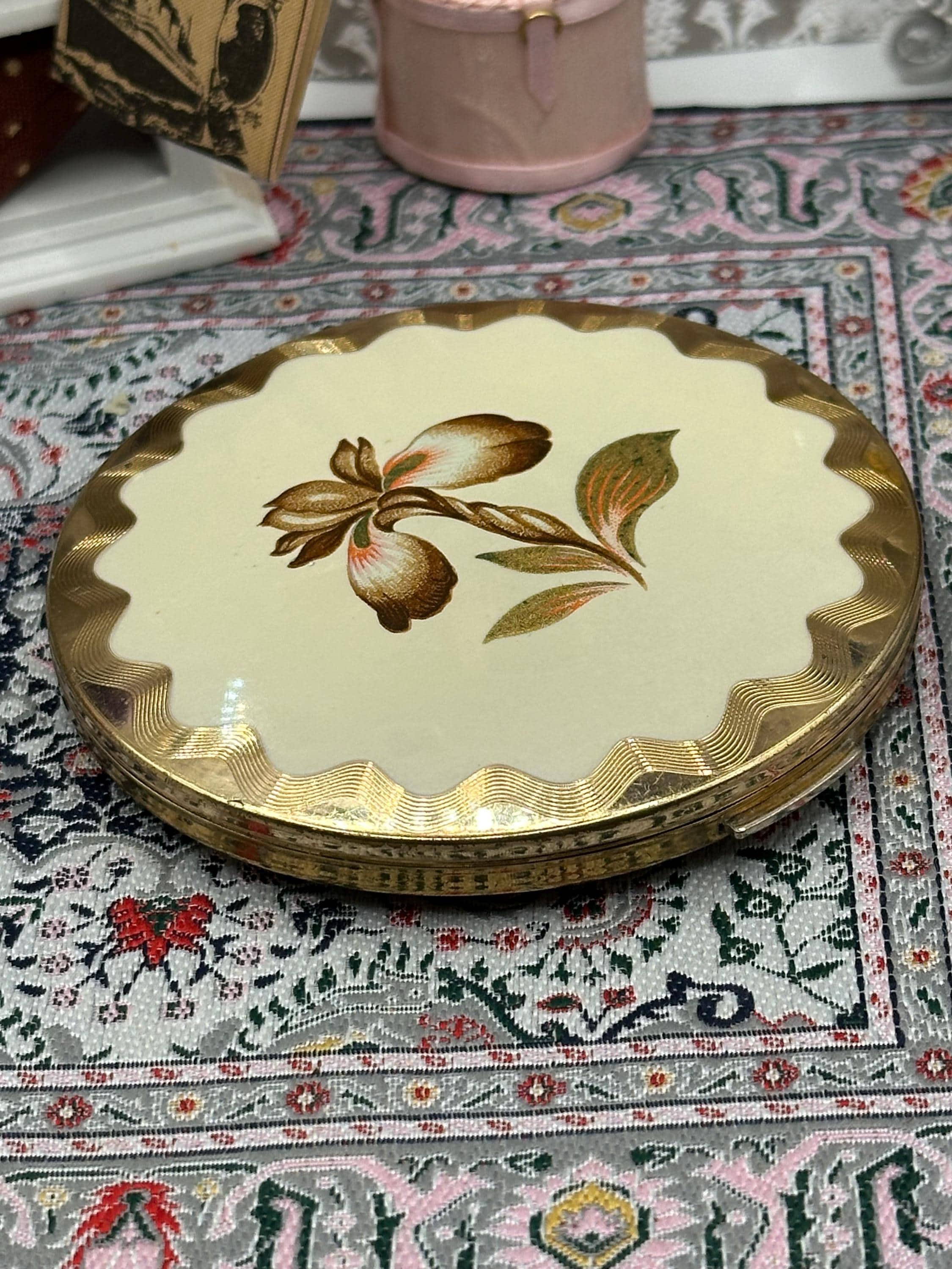 Vintage Stratton Floral Powder Compact | Cream & Gold Scalloped Lid, 8.5 cm
