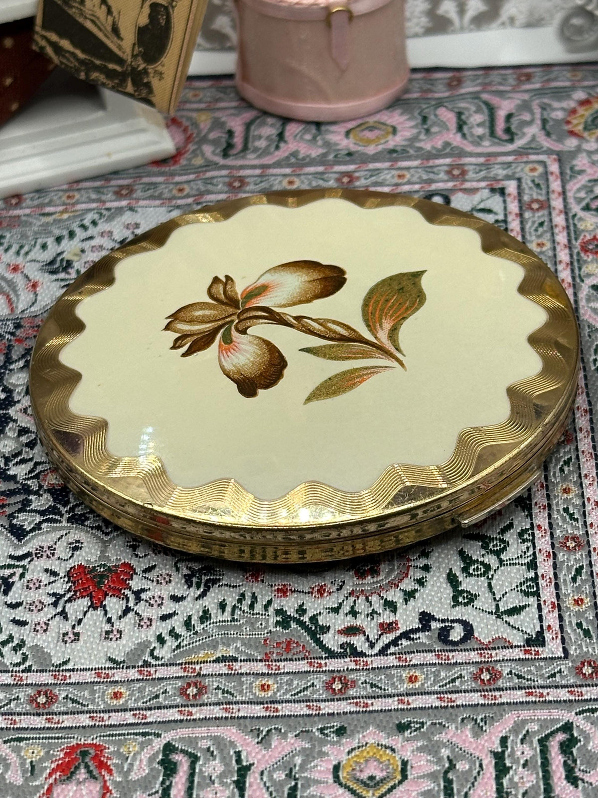 Vintage Stratton Floral Powder Compact | Cream & Gold Scalloped Lid, 8.5 cm
