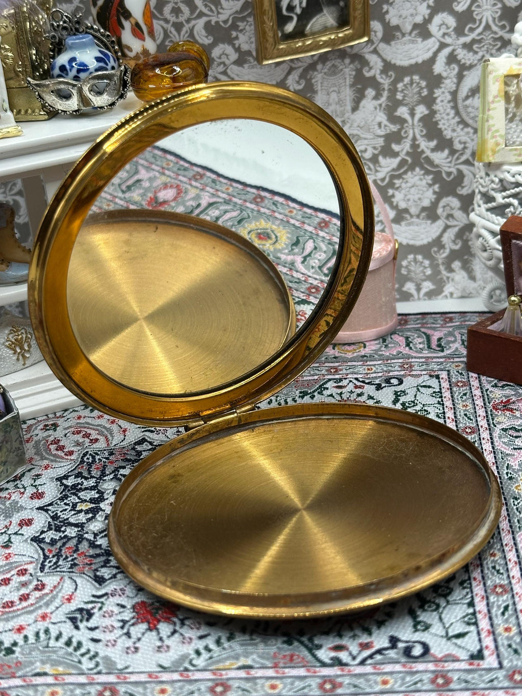 Vintage 8.5cm Gold-Tone Powder Compact – Made in England, Unbranded, Mid-Century Vanity Accessory