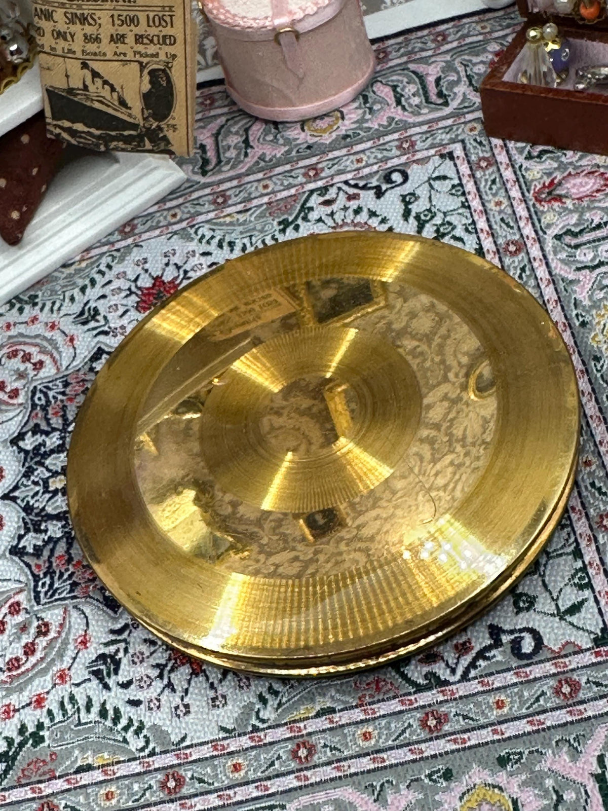 Vintage 8.5cm Gold-Tone Powder Compact – Made in England, Unbranded, Mid-Century Vanity Accessory