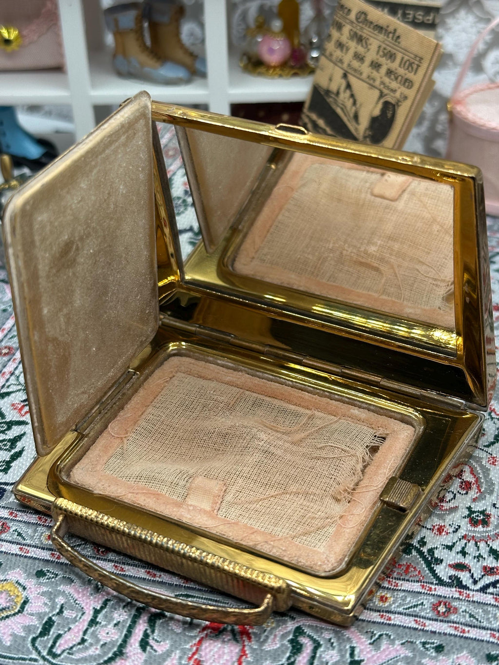 Vintage Mascot Suitcase Powder Compact – Gold Tone Handbag Design, Very Good Condition