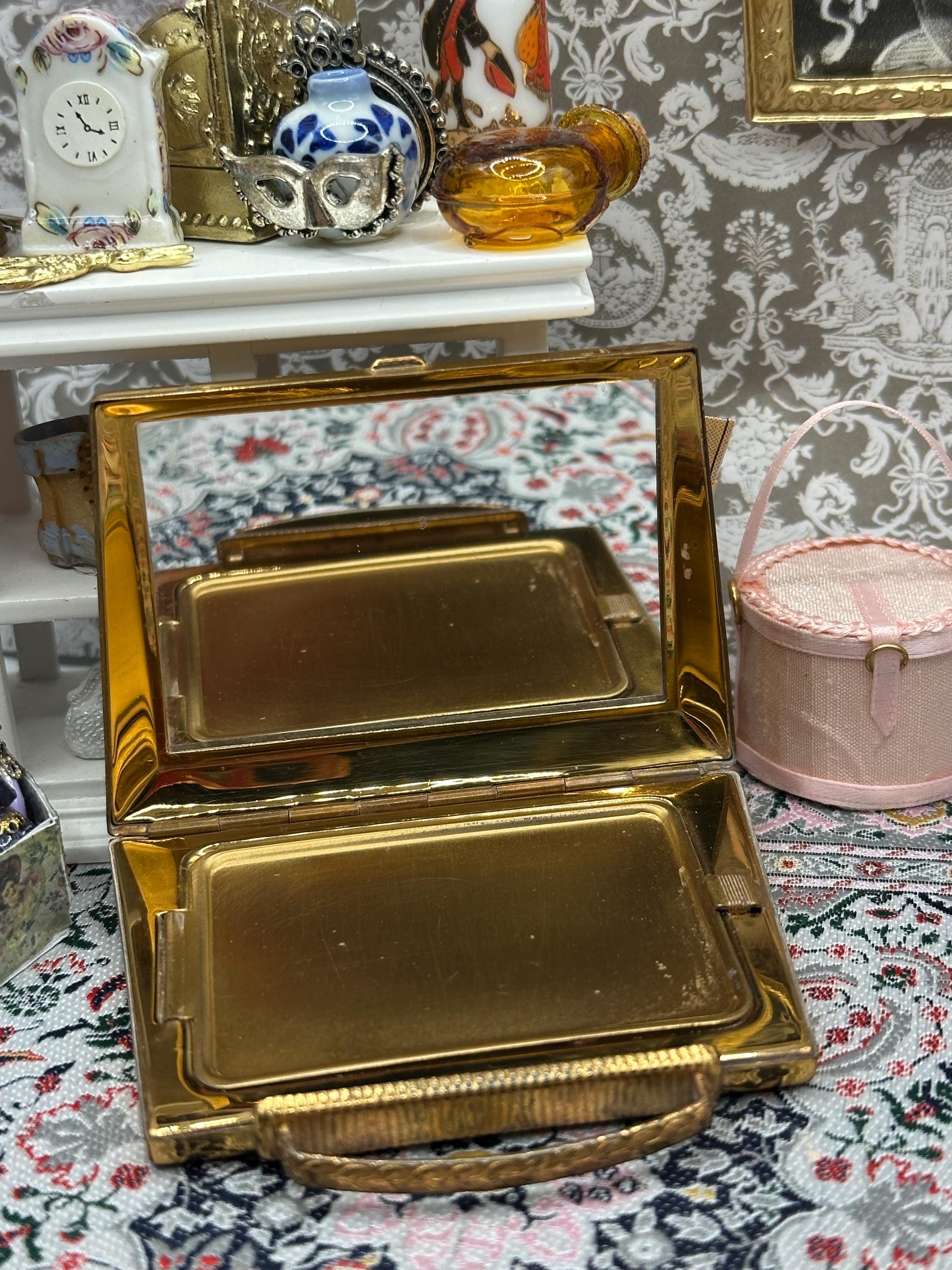 Vintage Mascot Suitcase Powder Compact – Gold Tone Handbag Design, Very Good Condition