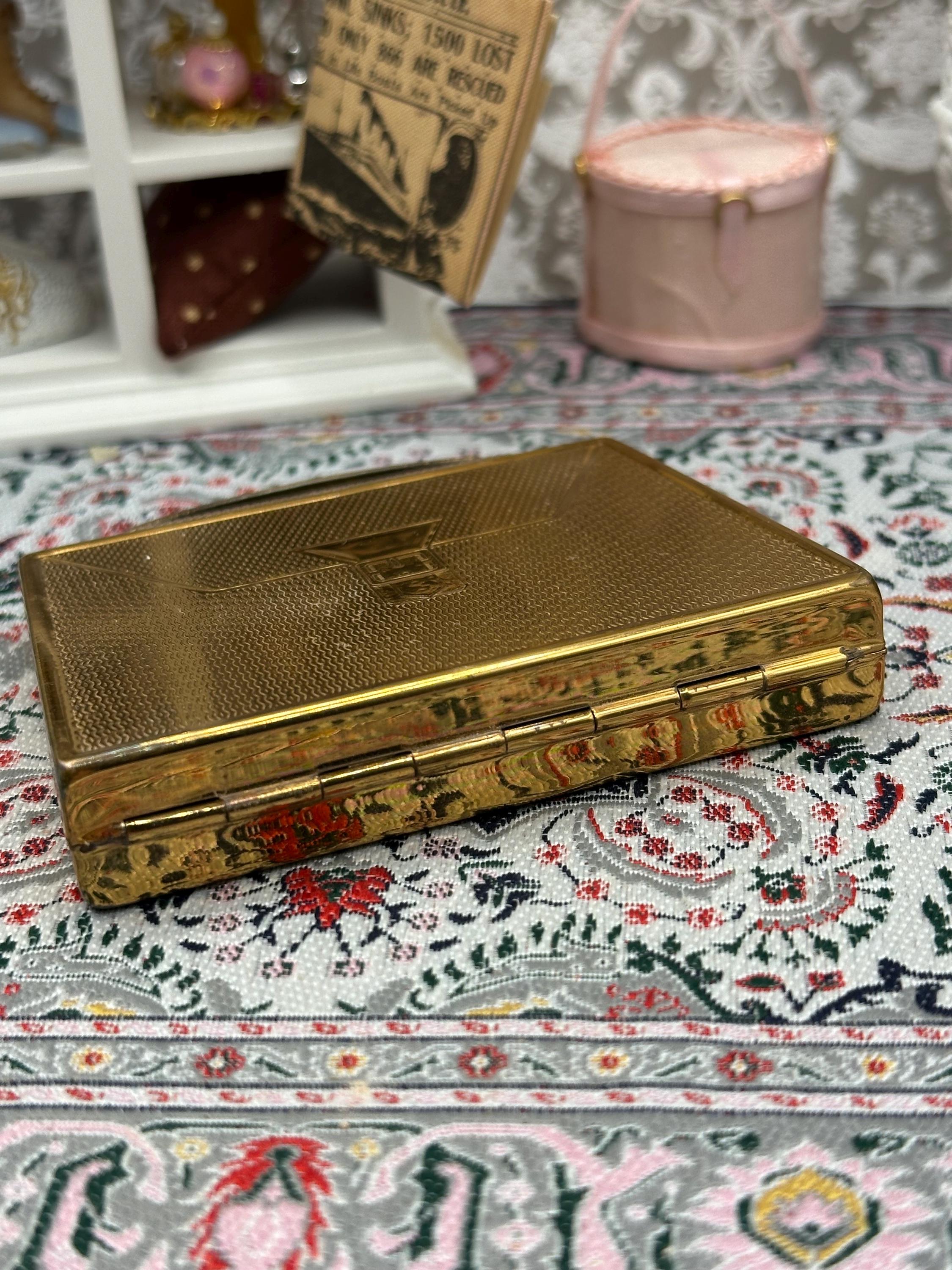 Vintage Mascot Suitcase Powder Compact – Gold Tone Handbag Design, Very Good Condition