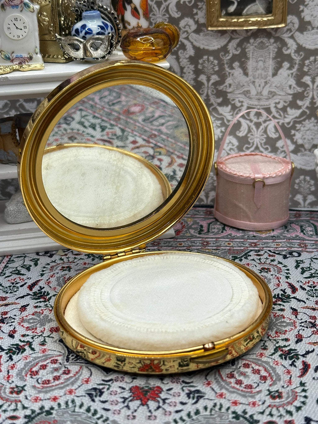 Vintage Mesh Top Gold Tone Powder Compact with Mirror