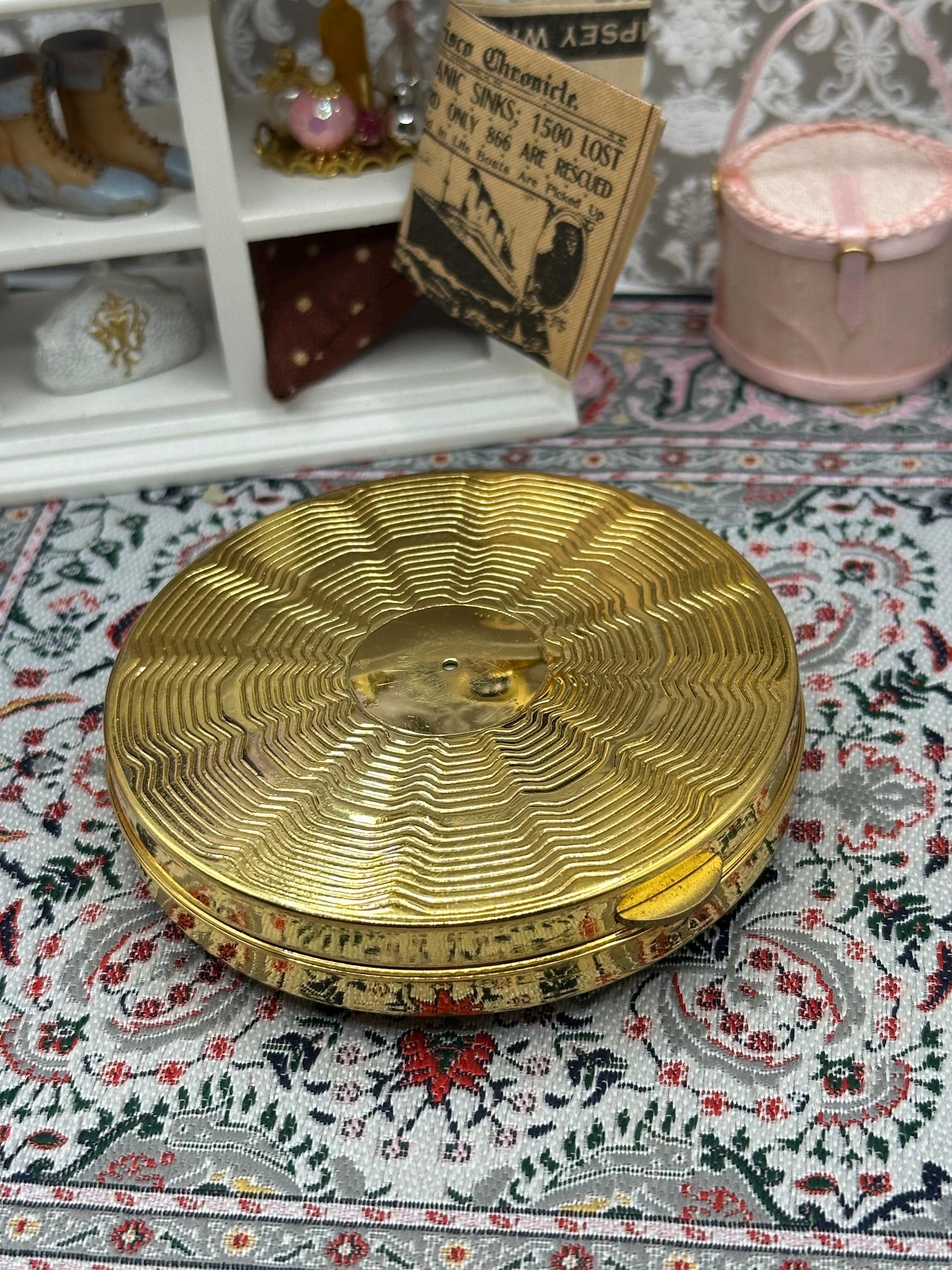 Vintage Mesh Top Gold Tone Powder Compact with Mirror