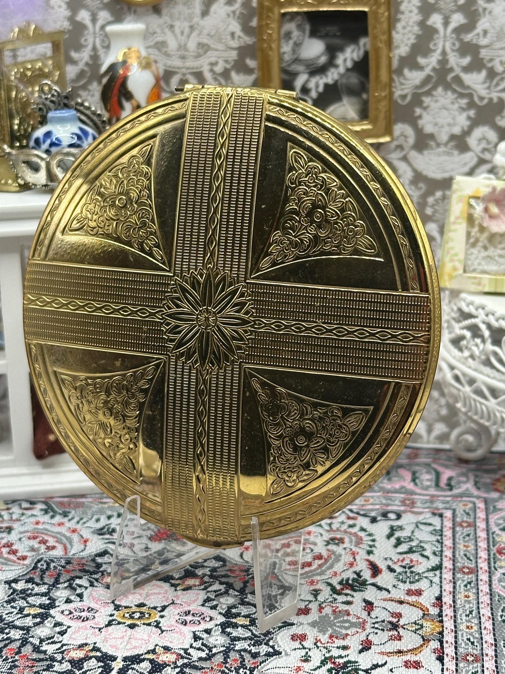 Vintage Kigu Powder Compact – Large Gold‑Tone Floral & Ribbon Design