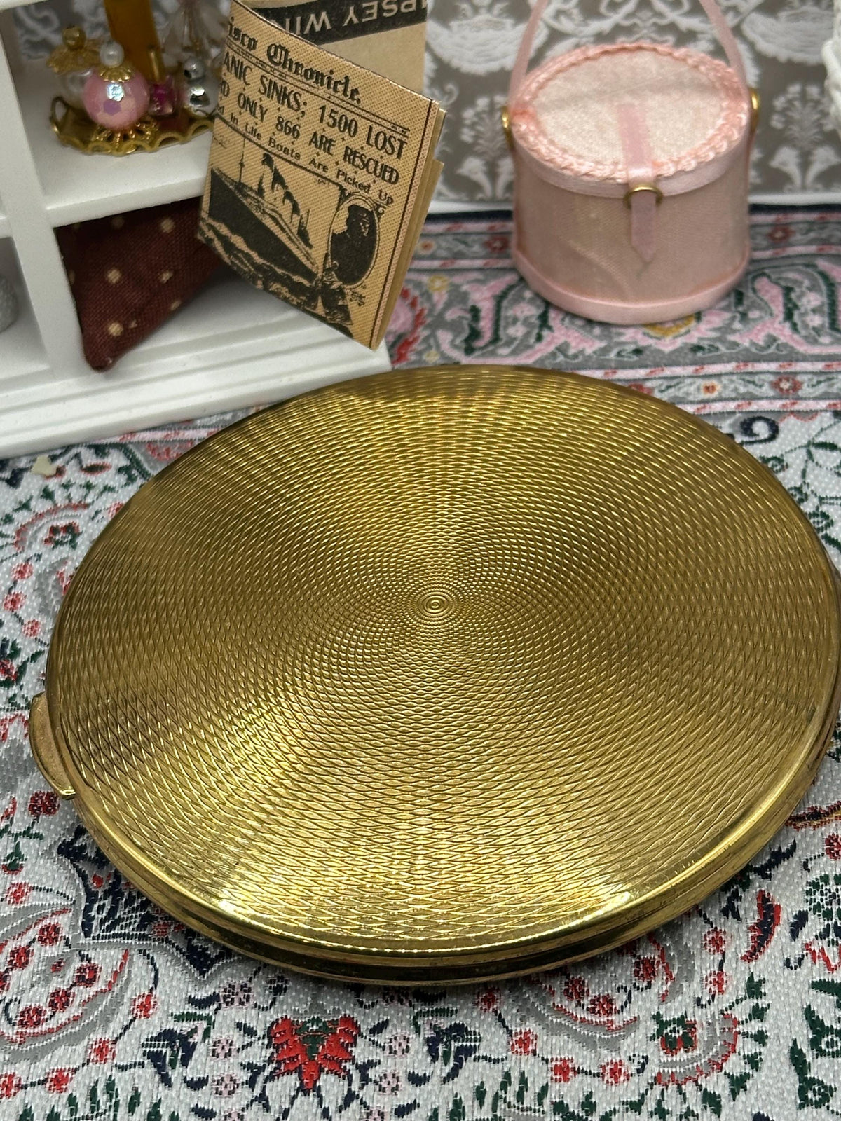 Vintage Kigu Powder Compact – Large Gold‑Tone Floral & Ribbon Design