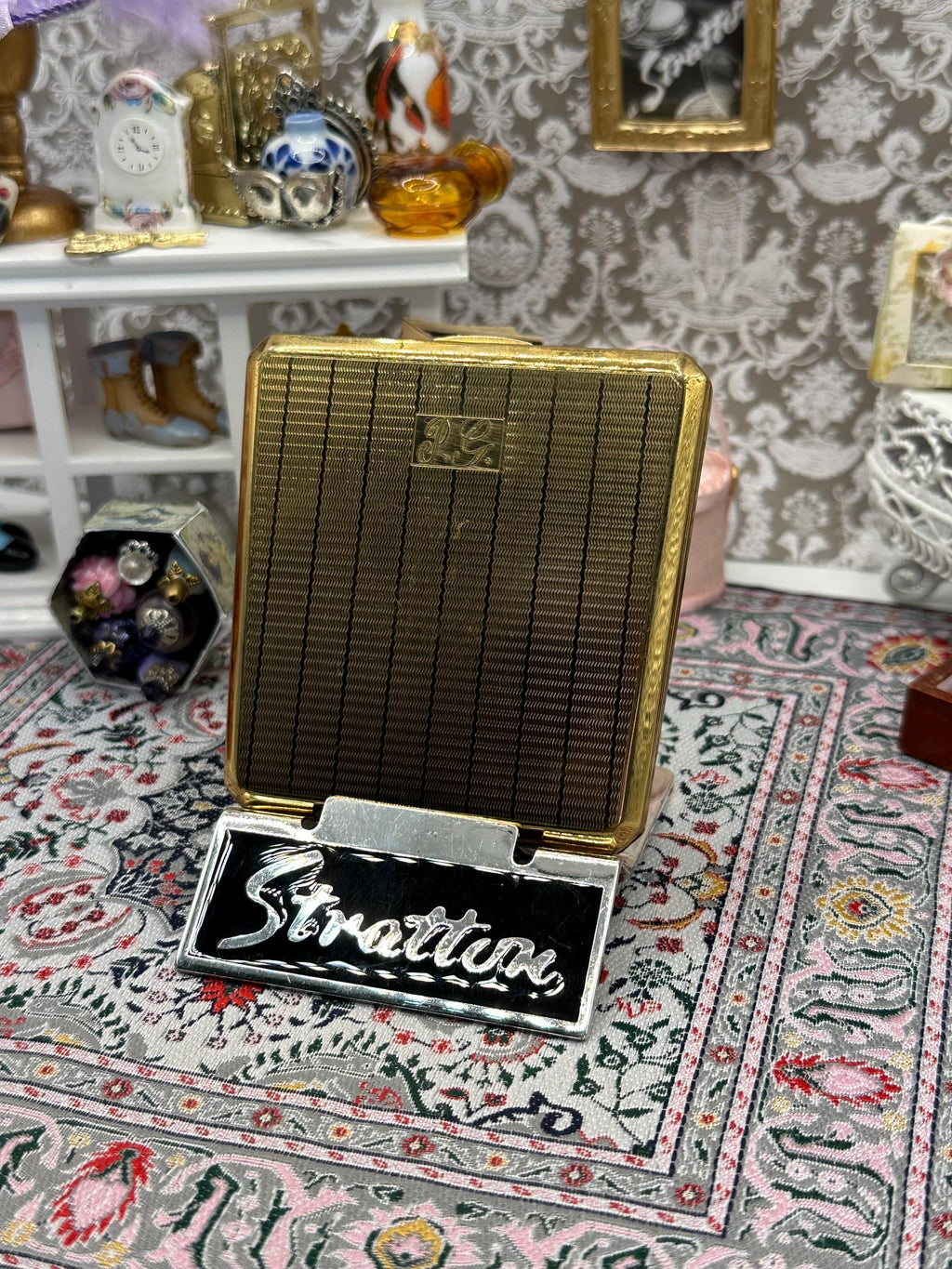 Vintage Stratton Square Powder Compact | Gold Tone Stripes & Stars