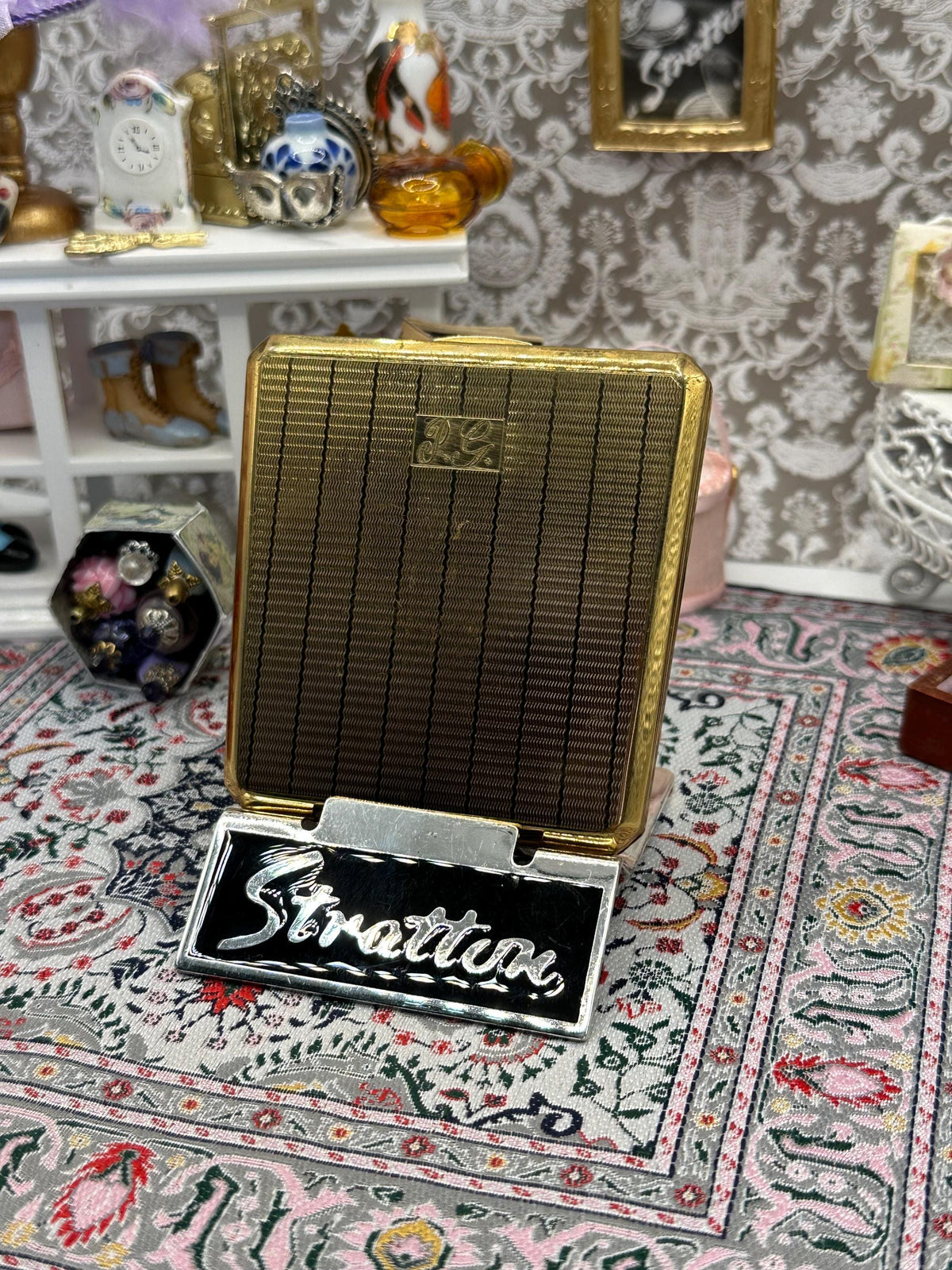 Vintage Stratton Square Powder Compact | Gold Tone Stripes & Stars