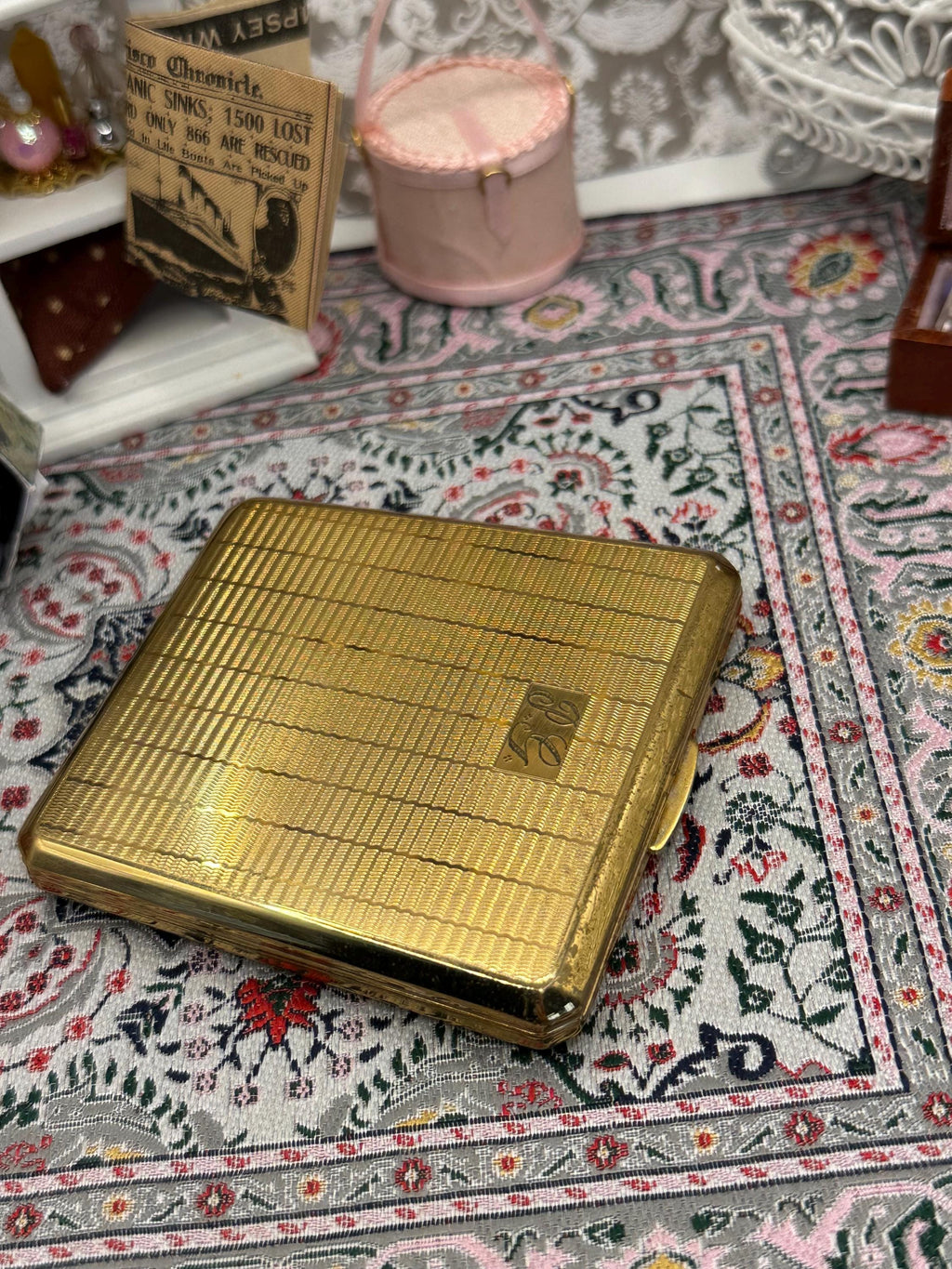 Vintage Stratton Square Powder Compact | Gold Tone Stripes & Stars
