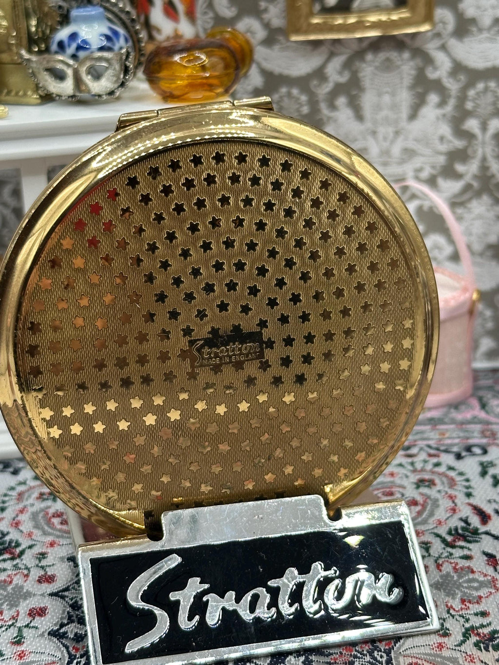 Vintage Stratton Gold Leaf Powder Compact – Classic Design