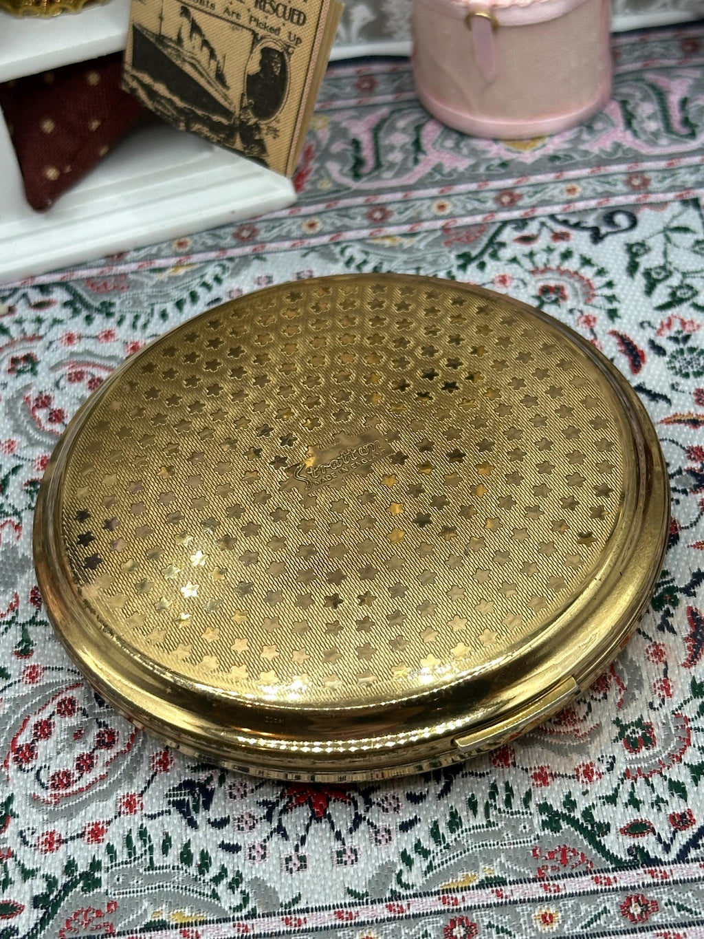 Vintage Stratton Gold Leaf Powder Compact – Classic Design