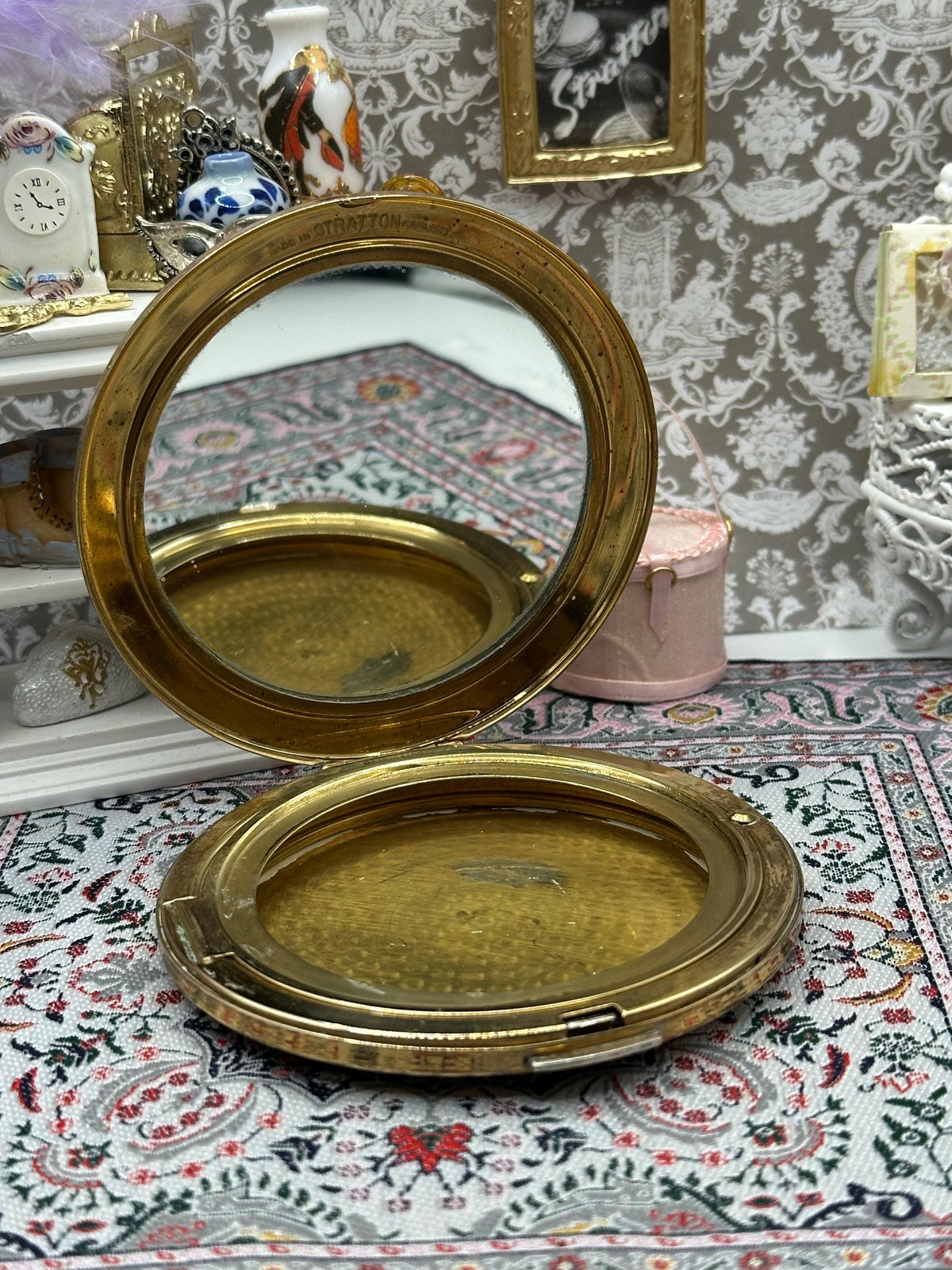 Vintage Stratton Floral Powder Compact | Cream & Gold Scalloped Lid, 8.5 cm