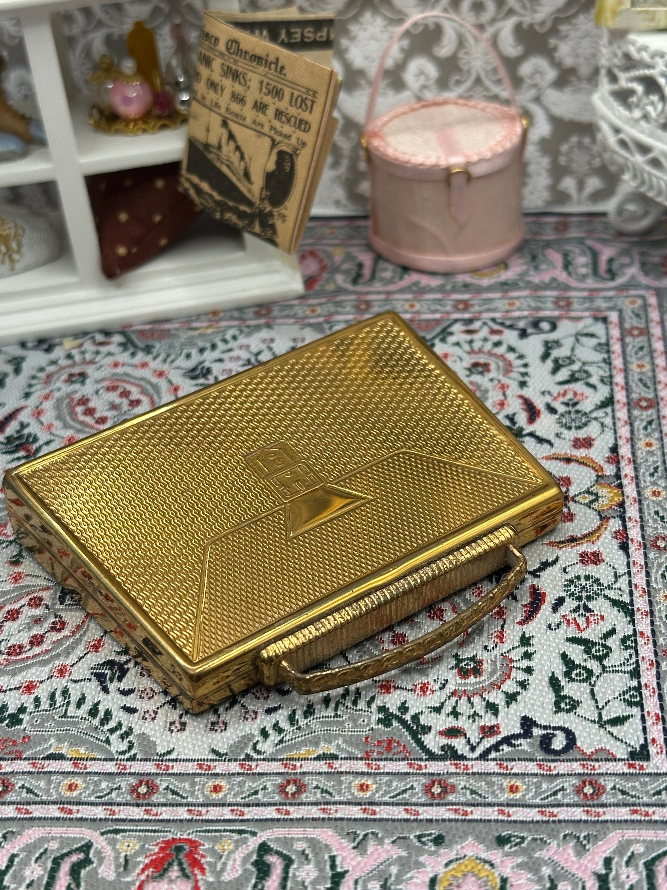 Vintage Mascot Suitcase Powder Compact – Gold Tone Handbag Design, Very Good Condition