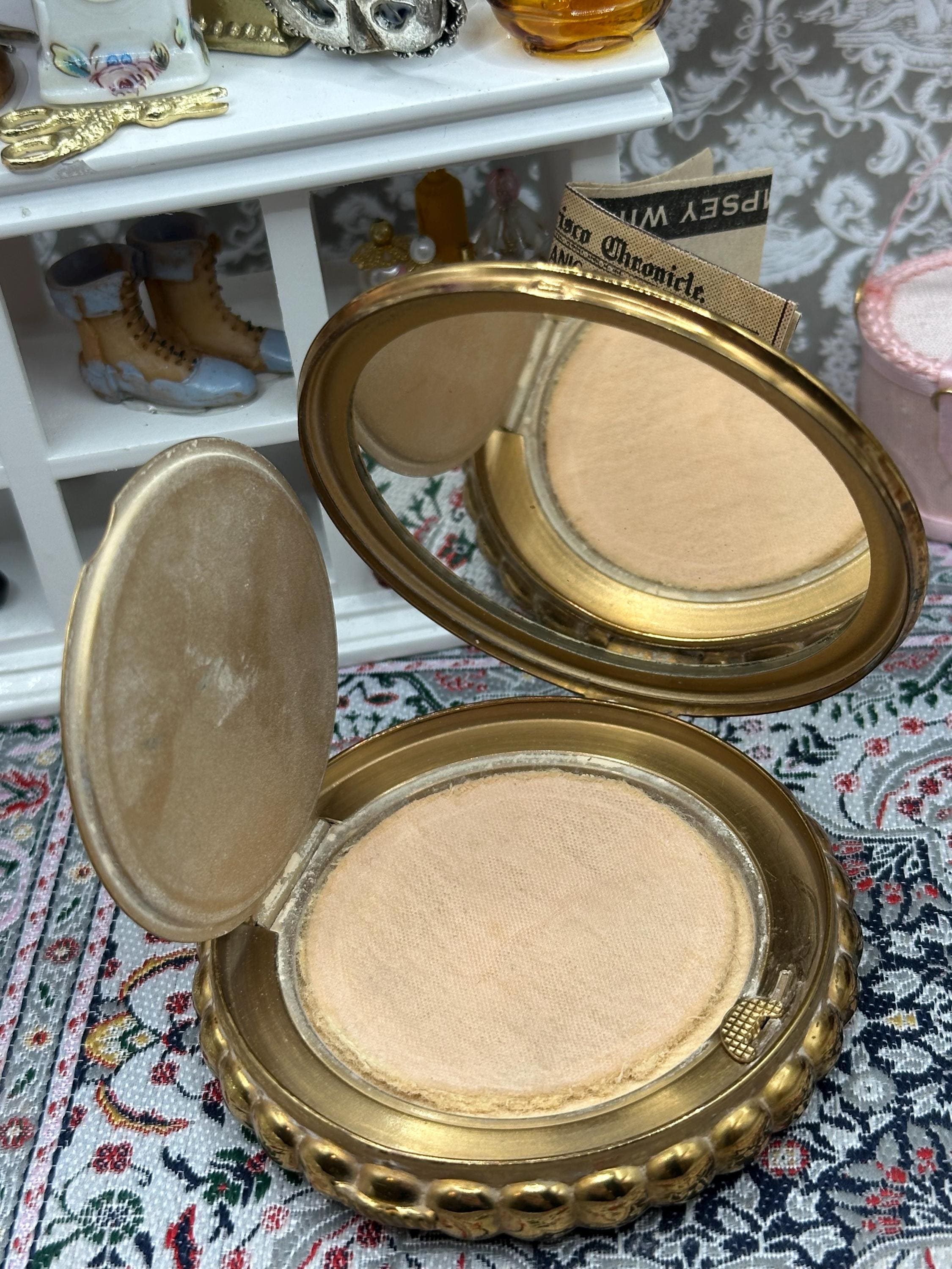 Mimosa Powder Compact Vintage Leaf Design Gold Tone Retro Collectable Makeup Accessory