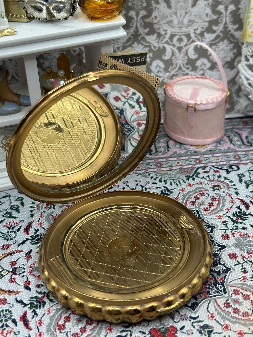Mimosa Powder Compact Vintage Leaf Design Gold Tone Retro Collectable Makeup Accessory