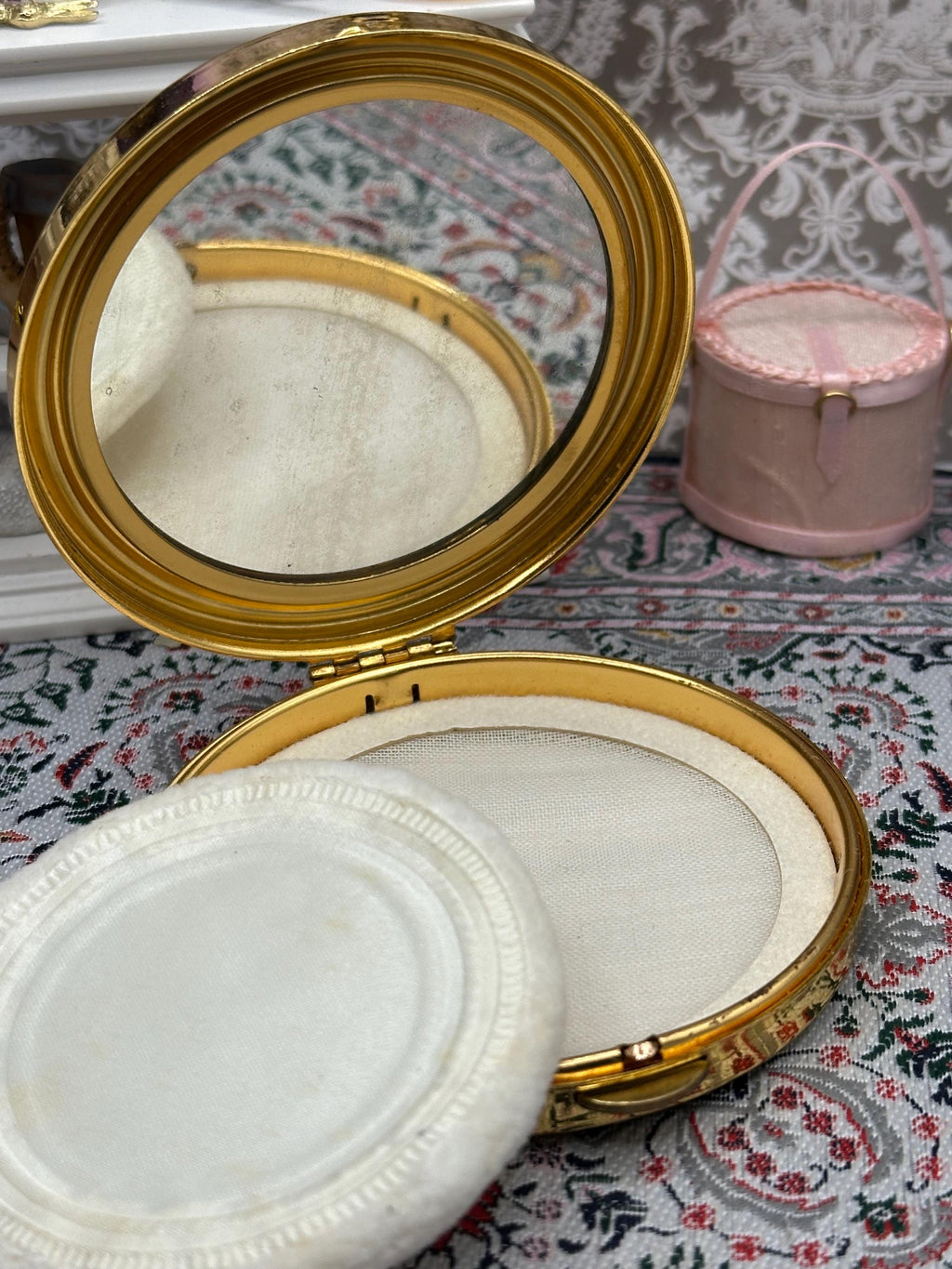 Vintage Mesh Top Gold Tone Powder Compact with Mirror