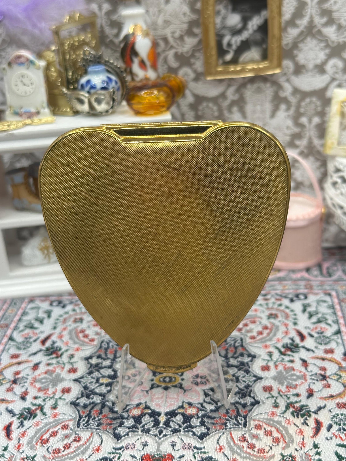 Kigu Cherie Heart Shaped Powder Compact Gold Tone Floral Engraved Vintage Collectable