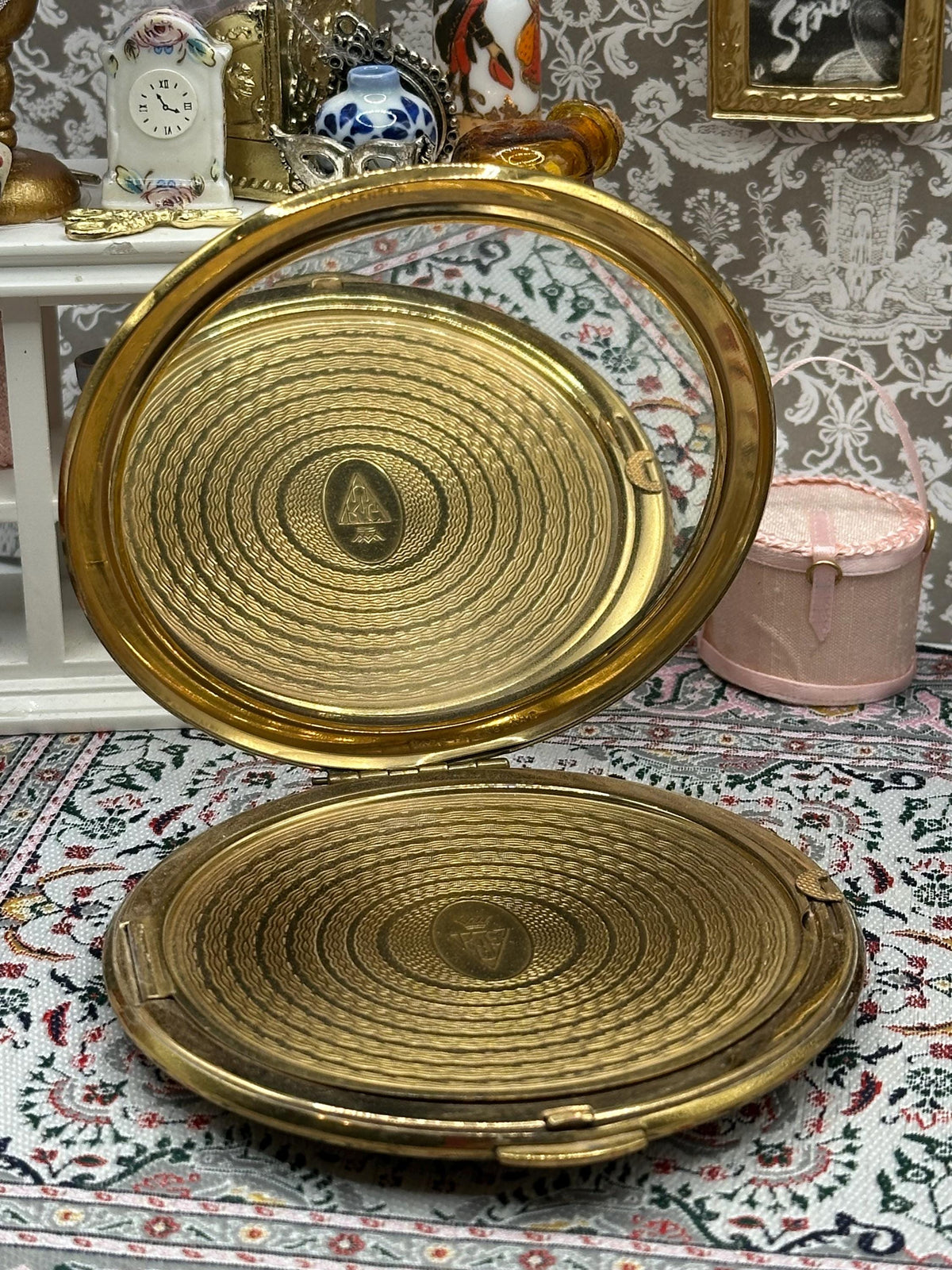 Vintage Kigu Powder Compact – Large Gold‑Tone Floral & Ribbon Design