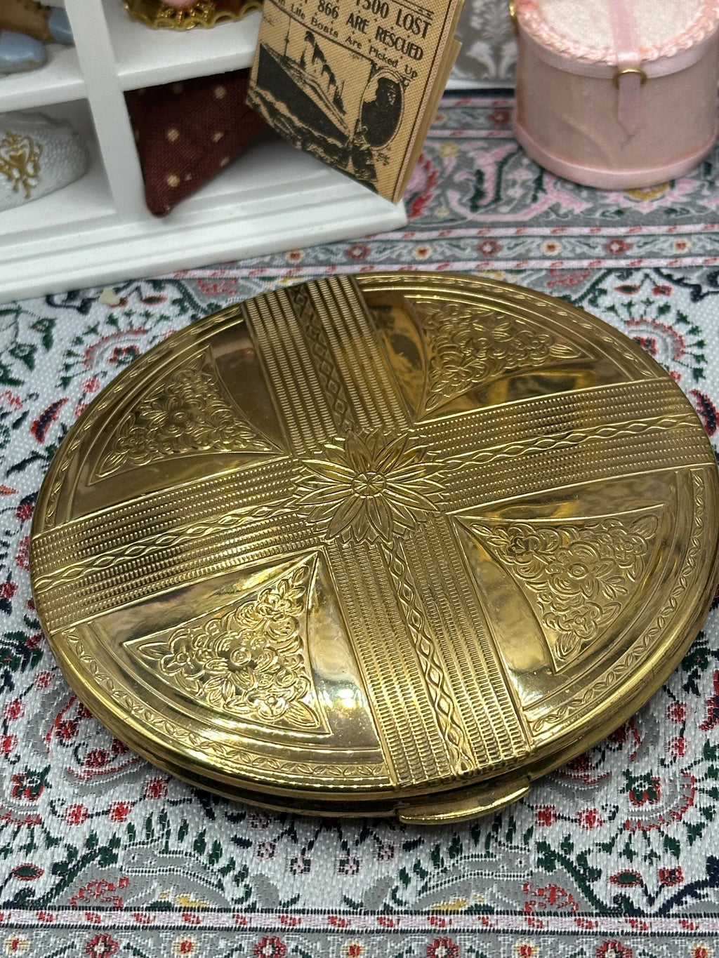 Vintage Kigu Powder Compact – Large Gold‑Tone Floral & Ribbon Design