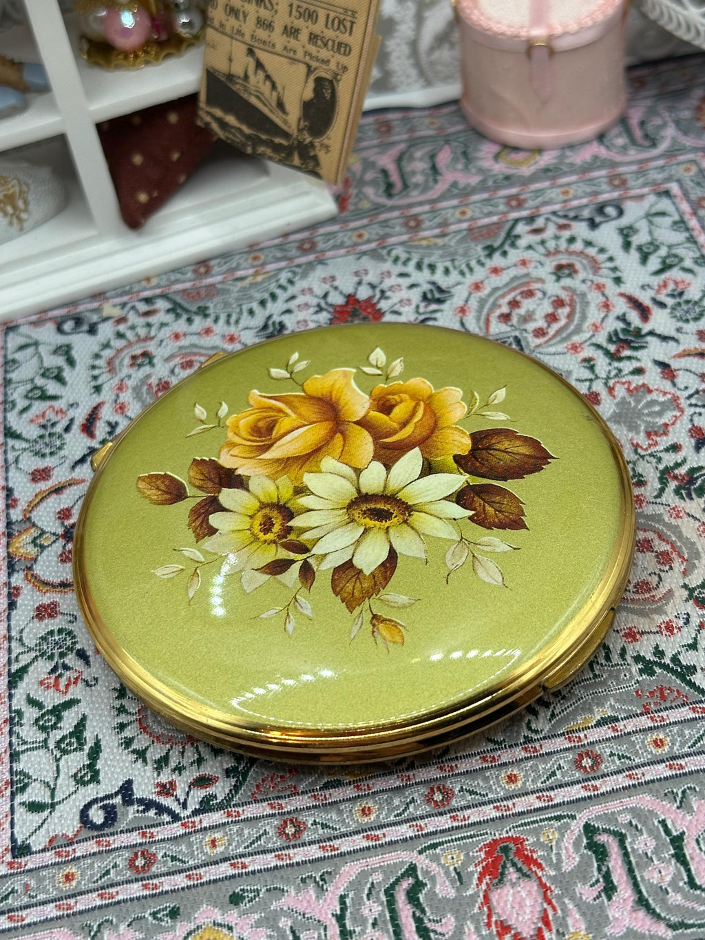 Kigu Powder Compact Floral Gold Tone Vintage Collectable 8cm