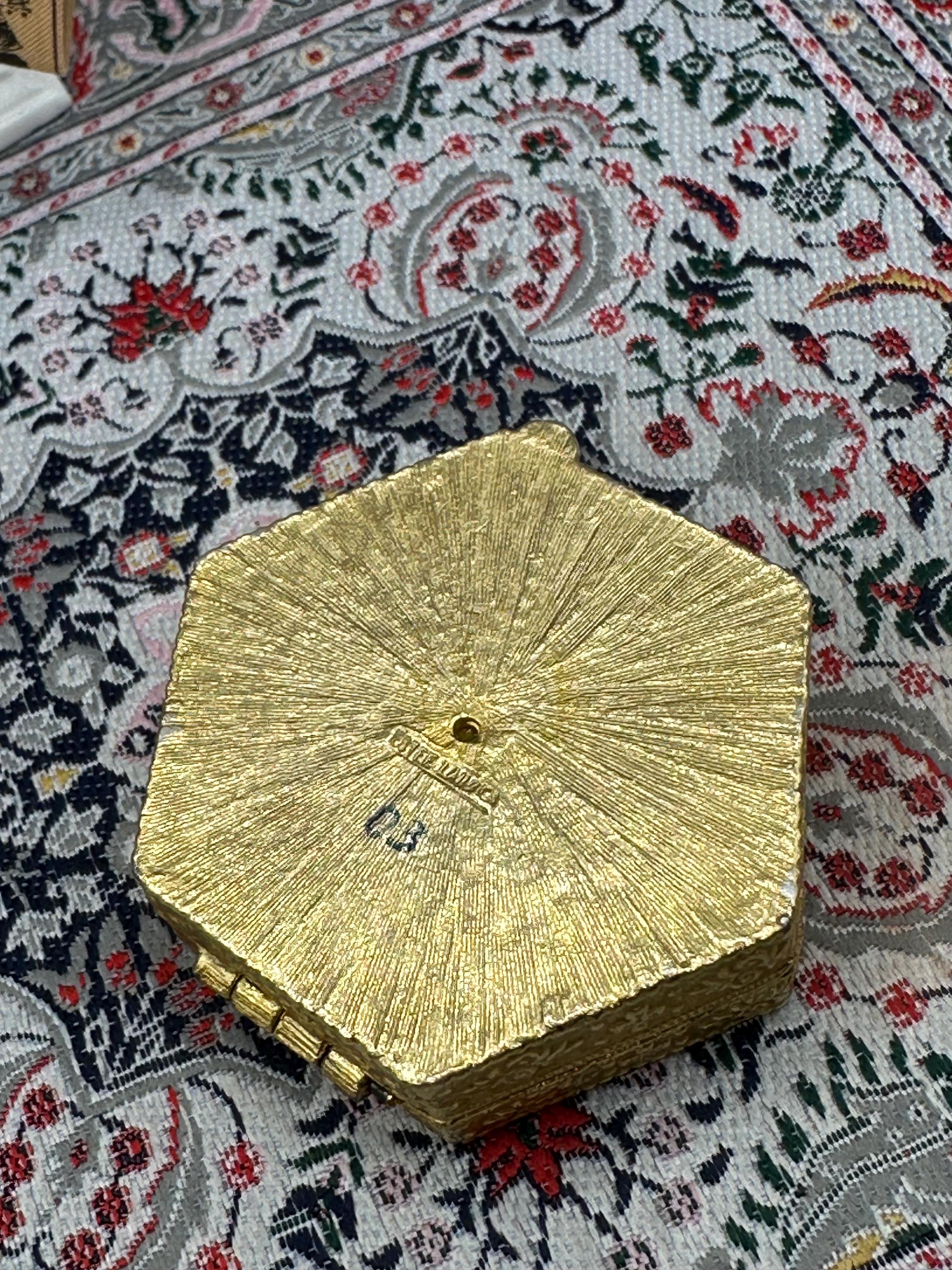 Estée Lauder Royal Enamel Portrait Powder Compact Gold Tone Vintage 1973 Unused 5cm