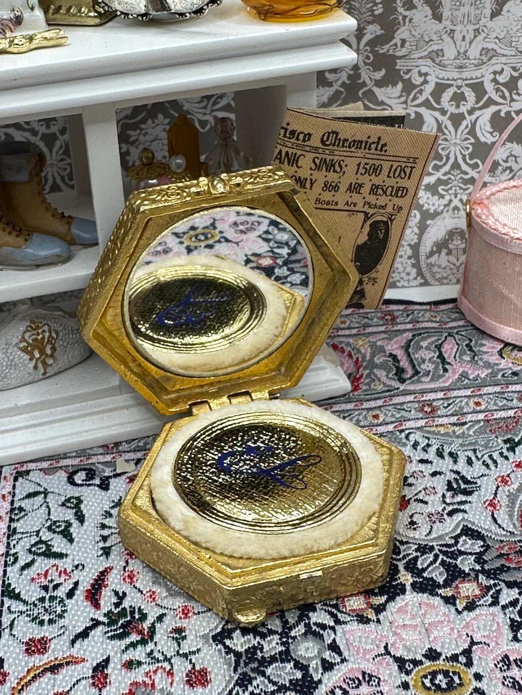 Estée Lauder Royal Enamel Portrait Powder Compact Gold Tone Vintage 1973 Unused 5cm