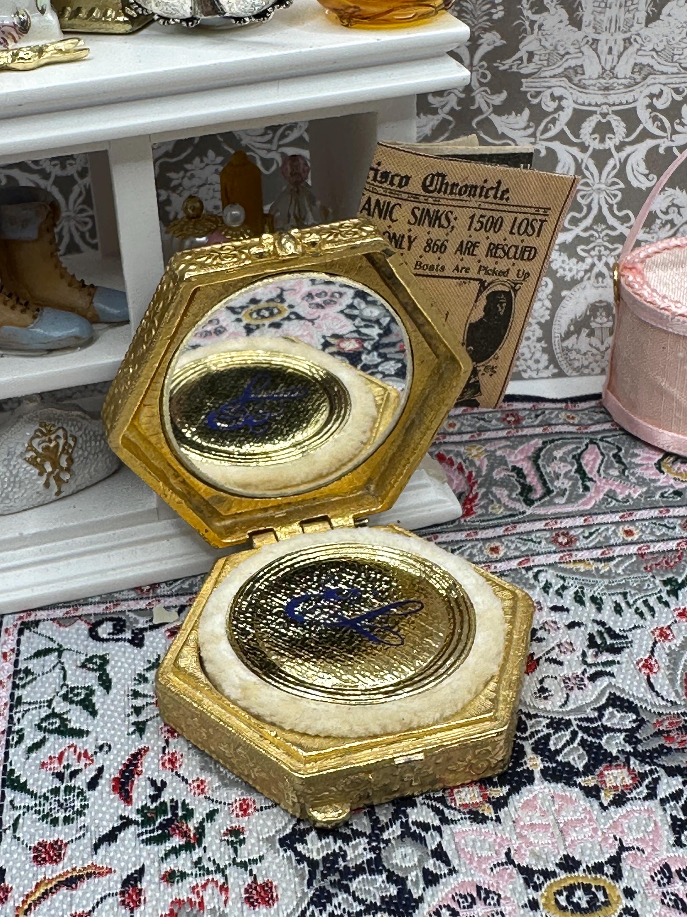 Estée Lauder Royal Enamel Portrait Powder Compact Gold Tone Vintage 1973 Unused 5cm