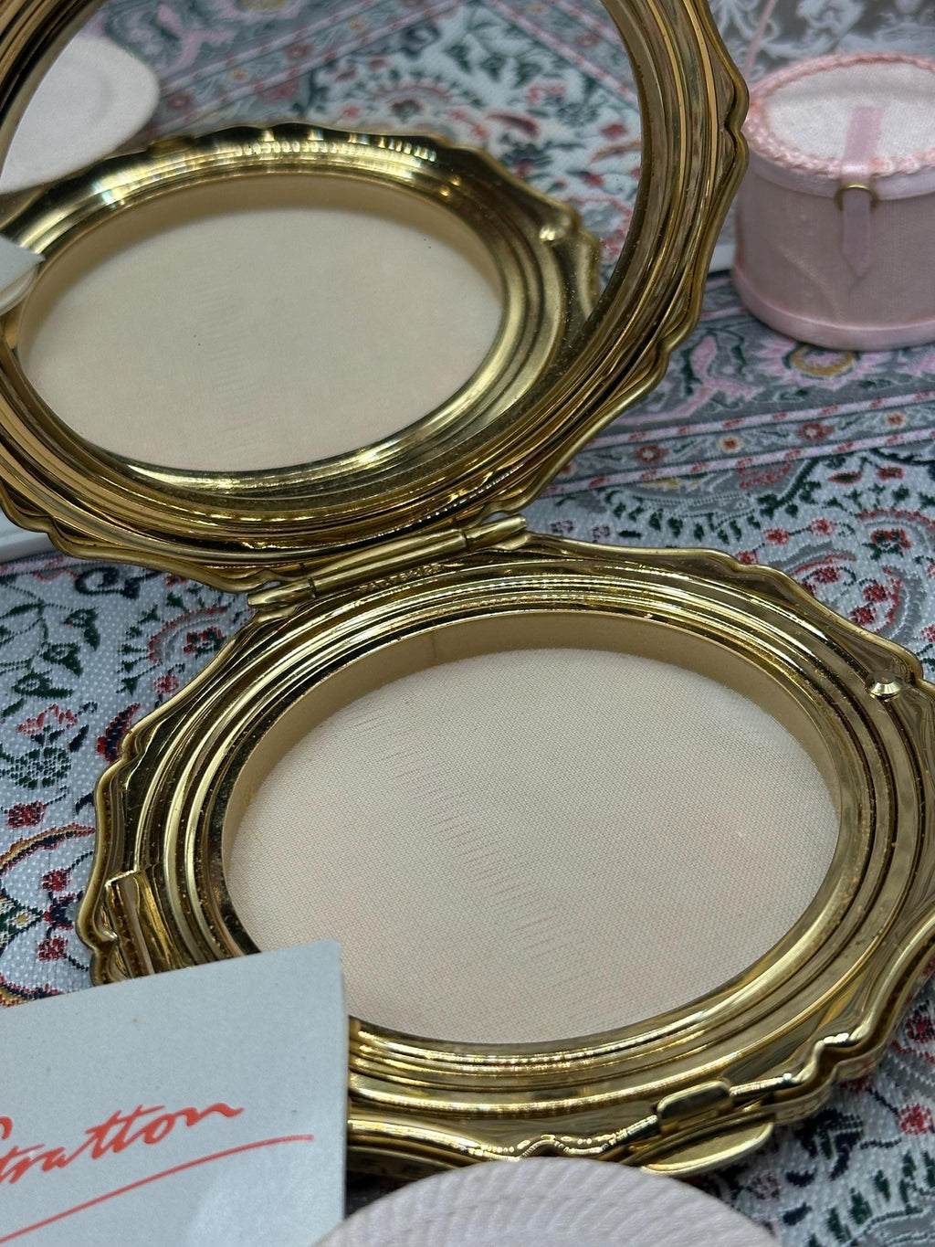 Stratton Powder Compact Gold Tone Floral Scalloped Edge Vintage Unused 8.5cm