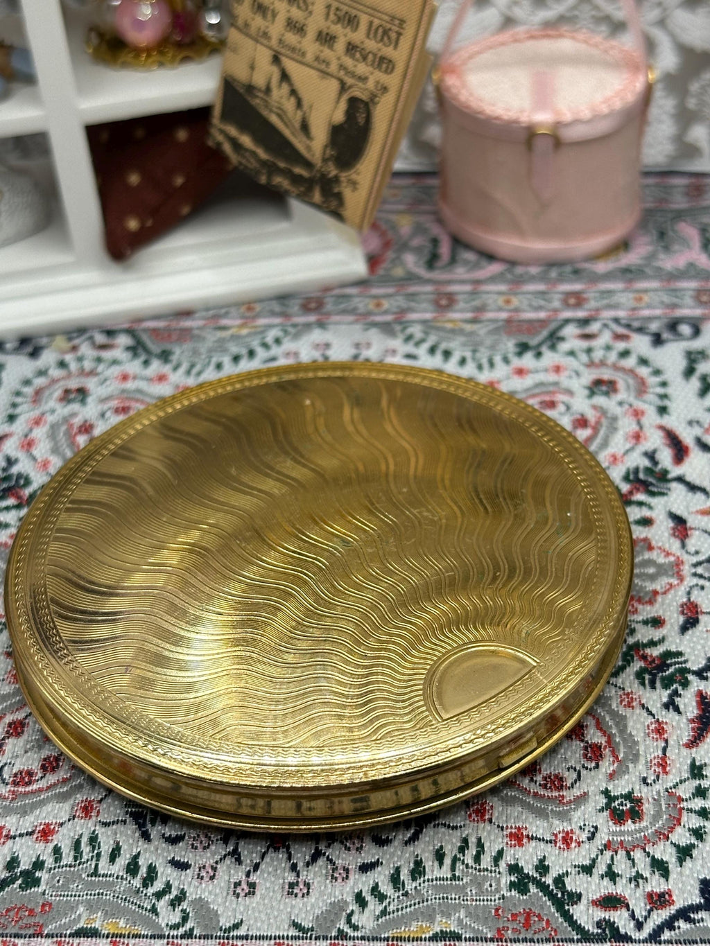 Vintage Gold Tone Guilloché Art Deco Style Powder Compact - Elegant Collectible Beauty Accessory
