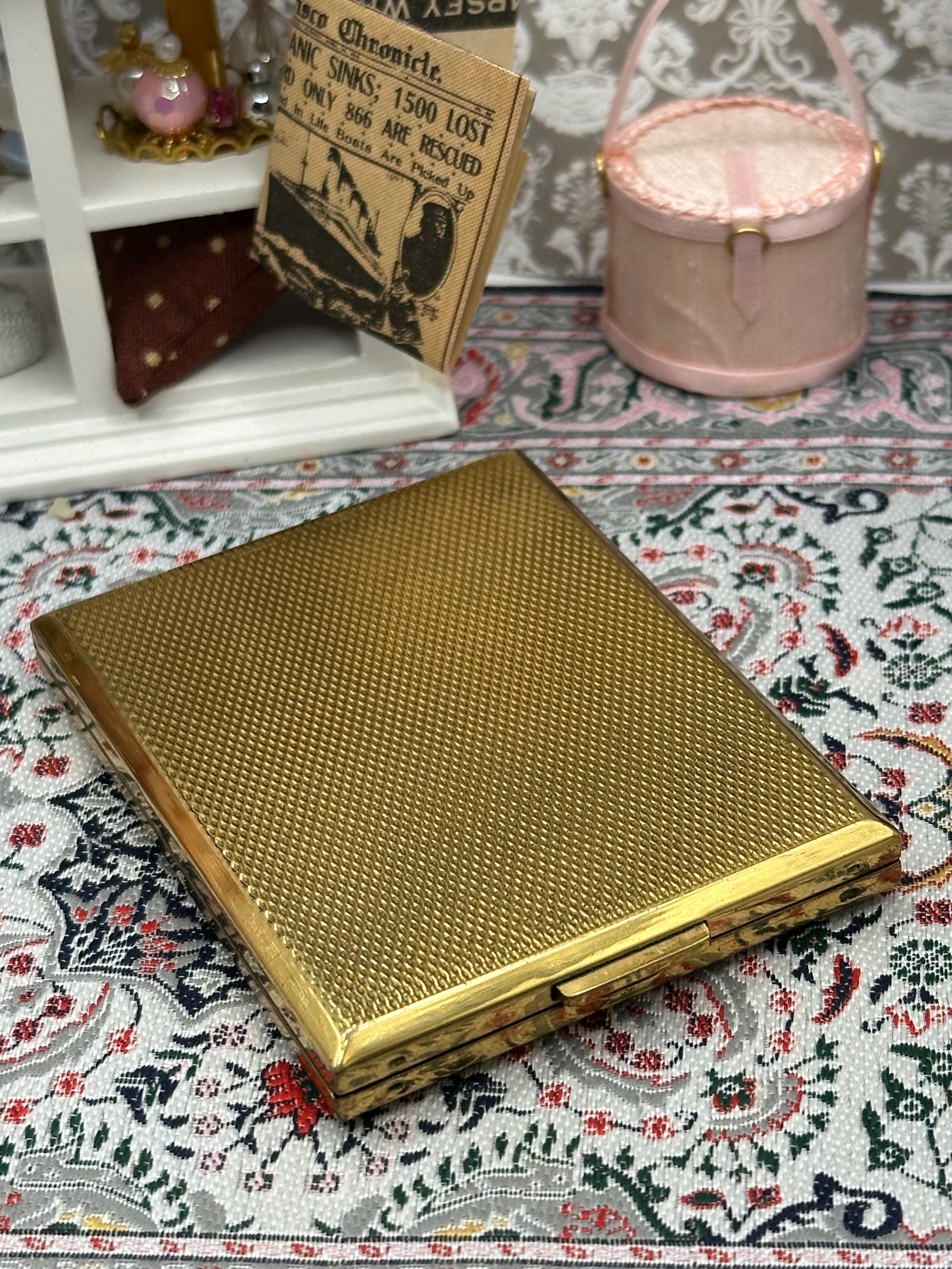 Kigu Art Deco Rectangle Powder Compact – 7.5cm, Gold Tone, Blank Cartouche