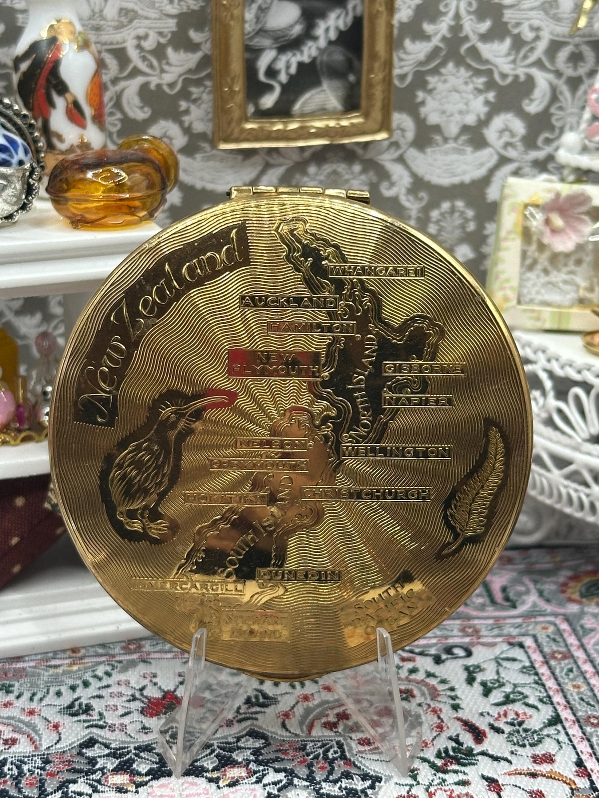 Vintage Kigu “Map of New Zealand” Powder Compact | 7.5cm | Original Puff & Sifter