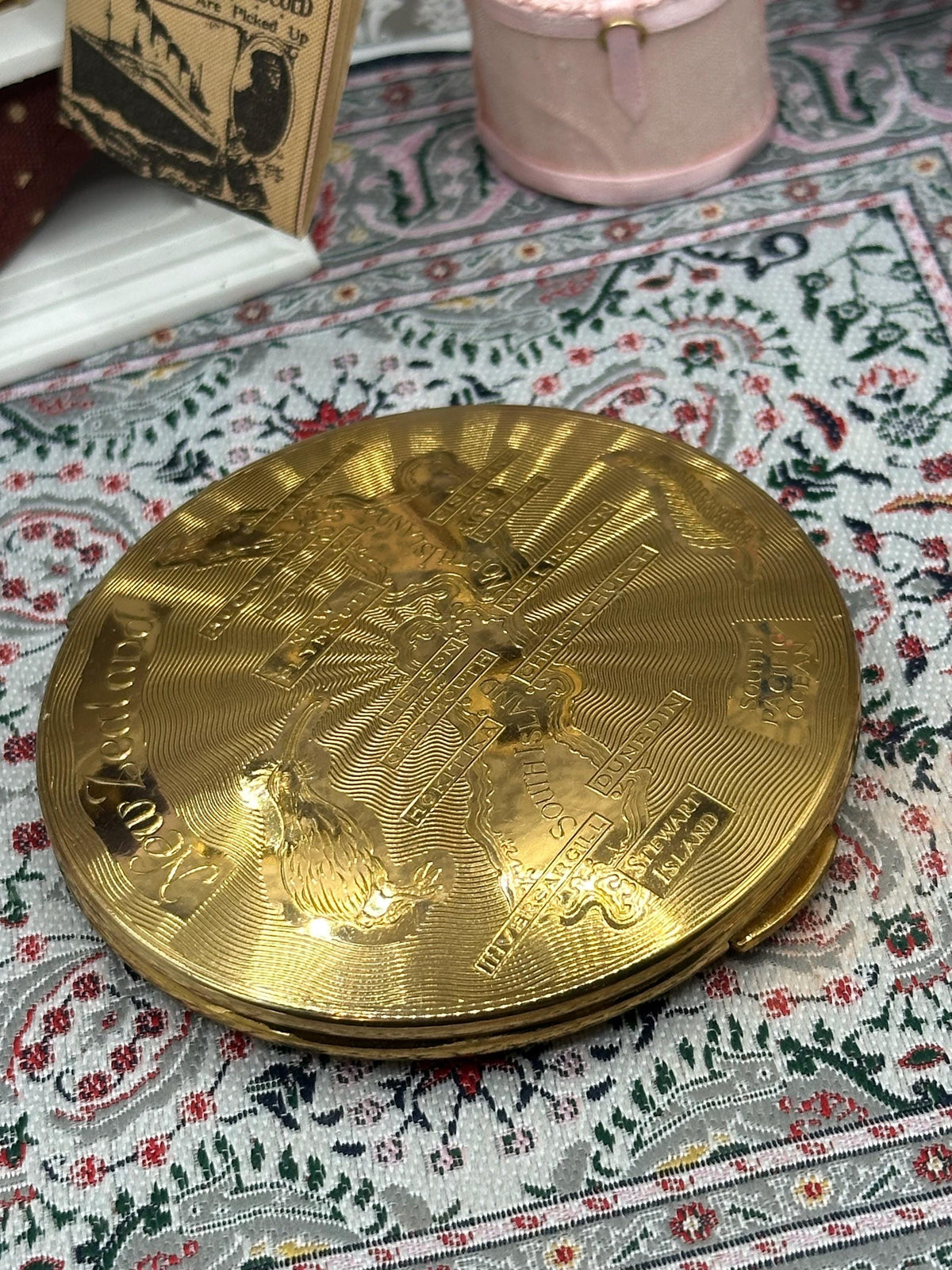 Vintage Kigu “Map of New Zealand” Powder Compact | 7.5cm | Original Puff & Sifter